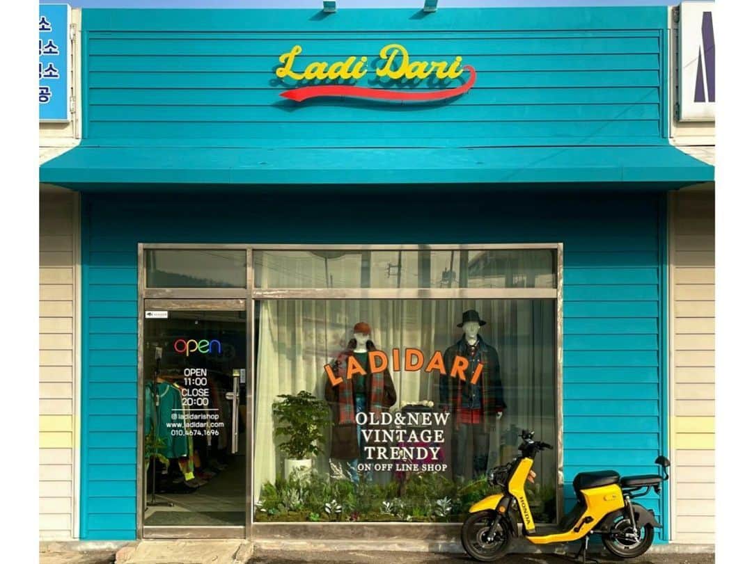 ダリ のインスタグラム：「🎊@ladidarishop 🎊 빈티지와 신상의 아이코닉한 믹스매치, ‘라디다리’가 오픈 했습니다. 많은 관심 부탁드립니다.  #ladidari #라디다리 #vintage #trend  #oldschool #hiphop #hiptage  #streetfashion #usarmy #workwear  #빈티지 #올드스쿨 #힙합 #힙티지  #스트릿패션 #워크웨어  #아메리칸캐주얼  #영종역 #영종도 #영종도빈티지 #영종도멋집 #영종도옷가게  #운서역 #하늘도시 #송도빈티지 #청라빈티지 #공항근처 #인천공항 #공항패션 #공항신도시」