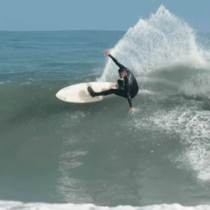 のインスタグラム：「6’9” and feeling fine. @kehu_butler and a nod back to the days of glass on fins, tribal tattoos, 22 inch boardies and disgruntled rock bands. ⁣ ⁣ Core Score: 📈」