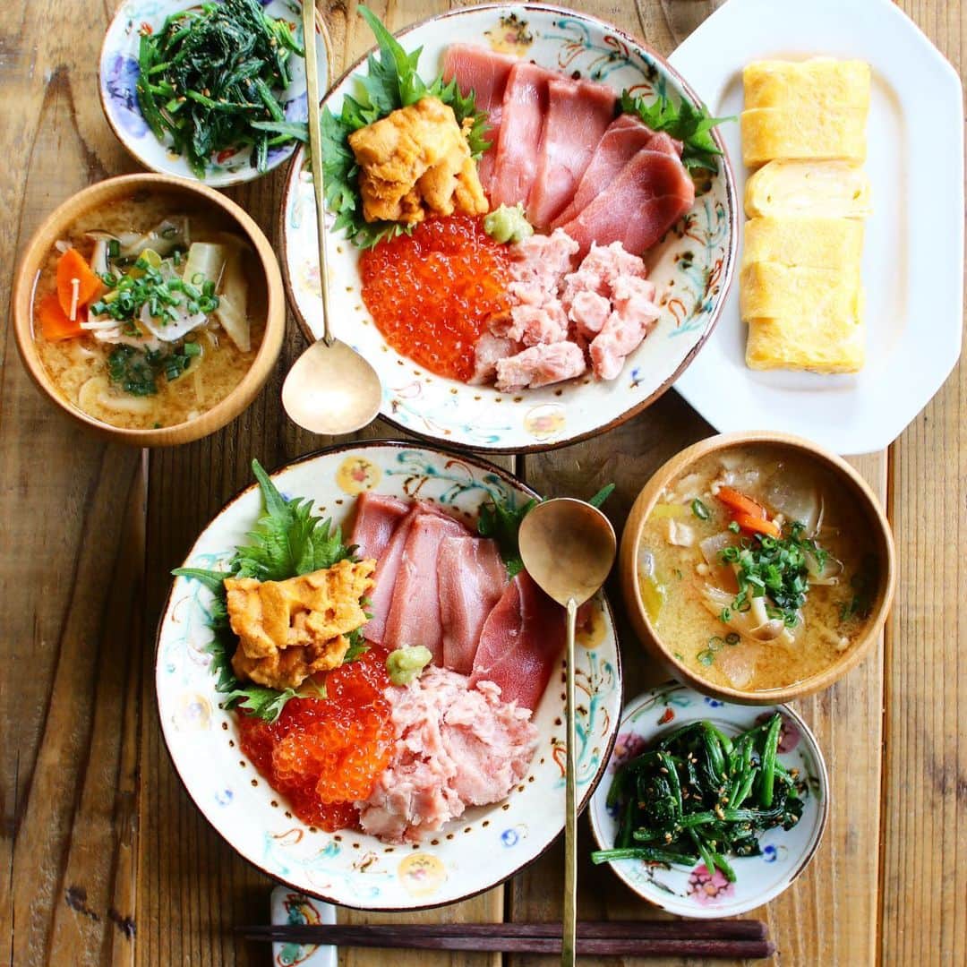 Atsukoのインスタグラム：「今日の朝ごはん  4色丼 豚汁 卵焼き ほうれん草胡麻和え  メインの4色丼は、ネギトロ、いくら、ウニ、マグロ赤身で！ @zakobanoasaichi.online  ざこばさんの簡単贅沢海鮮4色丼セットです✨✨  商品特徴は  ・プチプチ醤油漬けいくらたっぷり250g 小粒だけど味はしっかり、油がのった濃厚な味わい♥️ ・本まぐろ入りネギトロ200g あらびきでまぐろの食感も楽しめます。 ・プロの料理人も愛用の一級品、無添加うに100g そのままネギトロ丼に、海苔巻き、軍艦巻きにも ・食べやすさが特徴の本まぐろの赤み80g スライス済みですぐに使えて便利です。  自然解凍するだけなので、あっという間に準備できちゃいます！ いくらもマグロもおいしいですが、やはりウニ！！めっちゃ美味しいよー😋  ストーリーにURL貼っておくので、気になる方は見てみてね👍  #海鮮丼 #マグロ #まぐろ＃まぐろ丼 #いくら#いくら丼  #うに#ウニ丼  #うに丼 #ざこばの朝市」