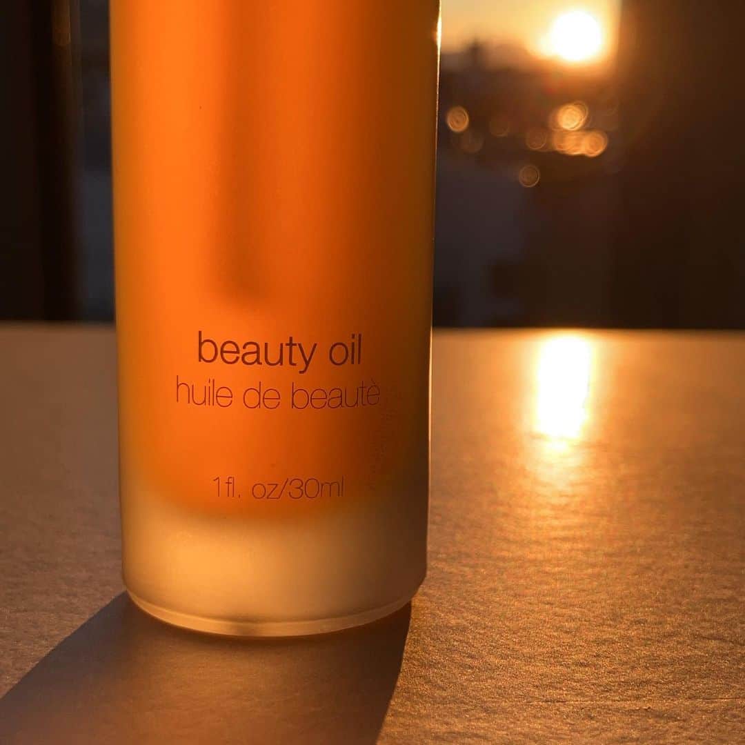 rms beautyのインスタグラム：「夕陽のようなオレンジ色が印象的なrms beautyのビューティオイル。  今日のすごい雨が一転、澄み渡るような夕陽に心も浄化されるようです。  アマゾン熱帯雨林で育ったオオミテングヤシから採れるブリティオイルを配合した、エネルギッシュな処方。肌の乾燥を防ぎながら、ごわごわした肌表面もなめらかにやわらかく。  スキンケアをするときは手でハンドプレスしながらゆっくり深呼吸。」
