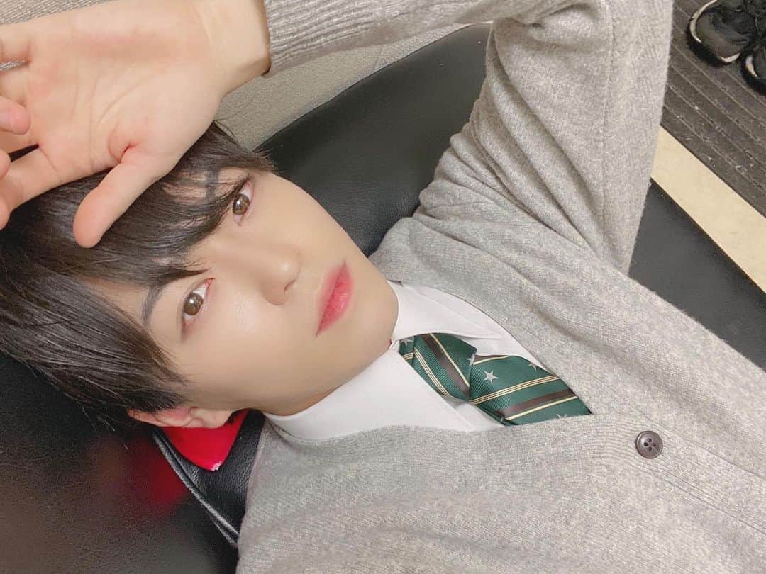 のインスタグラム：「制服で撮影してます！！そしてTikTok350万人突破✨」