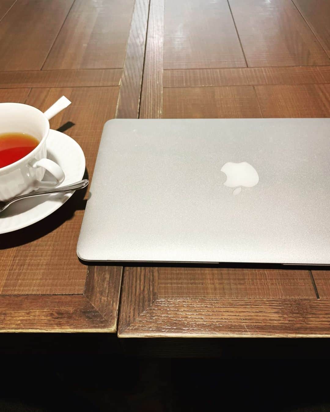 末續慎吾のインスタグラム：「﻿ ﻿ ﻿ ﻿ 執筆・第二弾﻿ ﻿ ﻿ 頭から煙が‥。﻿ ﻿ 今日はもうやめよう。﻿ ﻿ アース。﻿ ﻿ ﻿ #EAGLERUN末續慎吾#陸上#かけっこ#オリンピアン#頭から煙#眠い#今日はもうやめよう#250mを走ったような感じ#執筆第二弾﻿」