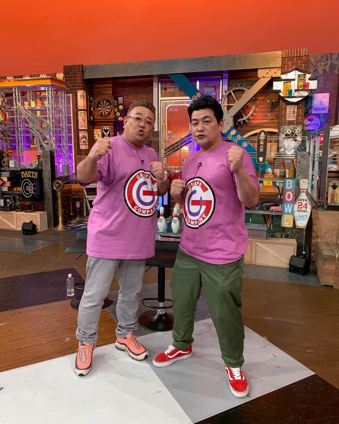 日本テレビ「ウチのガヤがすみません！」のインスタグラム：「あすの#ウチのガヤがすみません！は 夜9時からゴールデンスペシャル 夜11時59分から深夜版 をお送りいたします🎶  それぞれ豪華ゲスト3本立て✨✨✨  １組目 #サンドウィッチマン　さん率いる #グレープカンパニー　軍団の皆様  ２組目 #北川景子　さん　#中村倫也 さん  ３組目 #CreepyNuts さん　#森七菜　さん  １組目のサンドウィッチマン軍団さんには ガヤ軍団vsサンドウィッチマン軍団で 20万円ガヤチャレンジに挑戦していただきました💸  #ウチガヤ ではお馴染みの ビリビリマシーンやスコップバケツ、炭酸ゲップなど！ 若手に混ざって体を張るサンドウィッチマンさんの姿は必見です👀🔥  20万円ゲットする芸人さんは誰でしょう！  2/16(火)21:00〜/23:59〜 ぜひご覧ください🙋‍♀️」