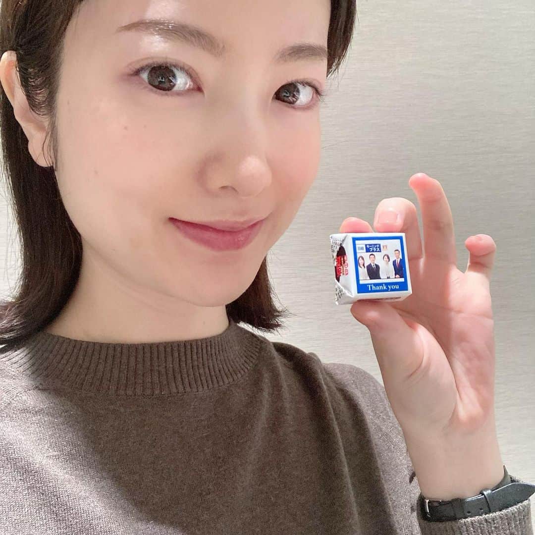 のインスタグラム：「番組でお世話になっている皆さんに、バレンタインのチョコレートを🍫  キャスター勢揃いのチロルチョコです！ロゴなどを入れたオリジナルのチロルチョコが簡単に作れて、ちょっとしたプレゼントにいいですね💕  #チロルチョコ #オリジナルのチロルチョコ #日経モーニングプラスft #bsテレ東 #いつもありがとうございます #日経平均3万円 #びっくり」