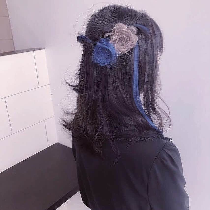加藤咲希のインスタグラム：「可愛くしてもらった(ᐡっ ̫ -ᐡ)💭 . 今は心斎橋にお店があるけど、3/25からは梅田になるみたい❕ . . 落合さん今回もありがとうございました🙇🏻‍♀️🙇🏻‍♀️ . . . . #加藤咲希 #かとぅ #かとっこ🐱🌸 #ベビーエクステ #エクステ #派手髪 #派手髪女子 #ヘアアレンジ #青髪 #黒髪 #セミロング #セミロングアレンジ #セミロングヘア #jk #jk1 #05 #05line #04line #allyshair #量産型 #地雷 #地雷女子」