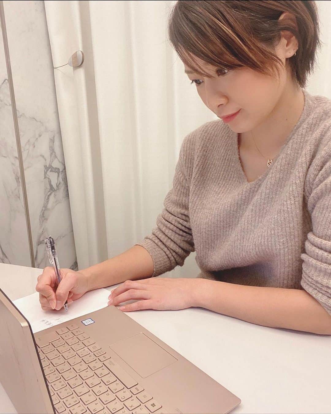 彩海のインスタグラム：「. . 去年から本格的に投資のお勉強を 始めているんだけど ずっと独学+本での勉強だったので、 今回はオンライン投資スクール 「Global Financial School」 監修の無料投資講座を受けてみました！ . . 投資する企業を分析する際に講師の方が 見ているポイントがすごくためになり、メモ必須でした！ . . やっぱり、自分でネットで調べたり 本読むより動画解説って 断然わかりやすいのよね。 オンライン講座自体、 初めてだったんだけど ステイホーム期間だし、ハマりそうです！ . こちらのオンライン投資スクール 凄い勢いで受講者数5万人突破らしいんだけど、 やはり皆自粛時間を勉強する時間に当ててるのね。 . 私も将来へのお金の不安を解消できるように日々勉強していきます！ . . . #投資の達人になる投資講座 #投資 #NISA #pr #株 #資産運用 #投資セミナー#投資講座 #投資学校#自己投資 #大人の勉強」