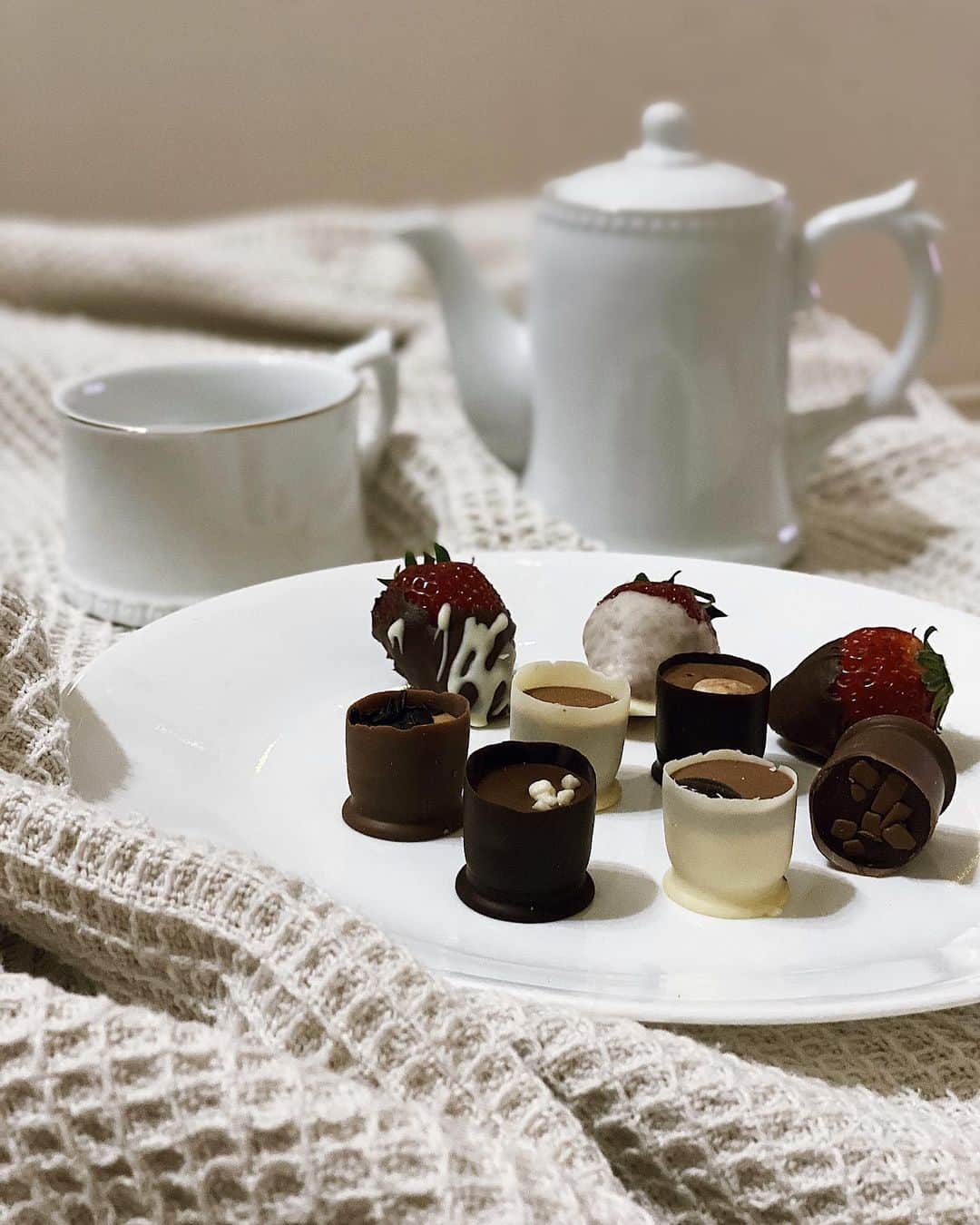 佐藤あずみのインスタグラム：「🍓🍫  #happyvalentinesday #happyvalentine #ハッピーバレンタイン」