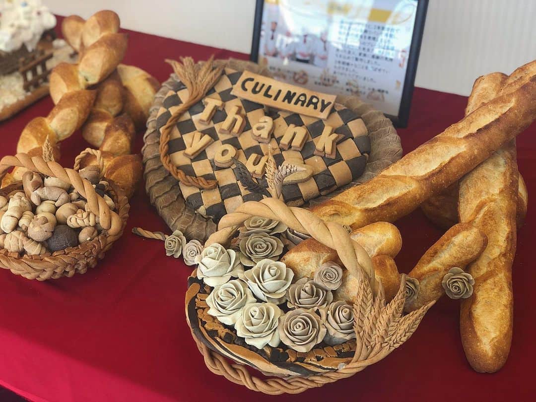 のインスタグラム：「昨日行われたWeareCULINARYで、 2年生の卒業制作展が行われ、 パンの学生はチームに分かれて飾りパンを作成しました💭✨ 2年間頑張ってきた集大成を作品として残すことで、 両親や先生方に感謝の気持ちを伝えることができました！  来校してくださった方、 本当にありがとうございました😭💕」