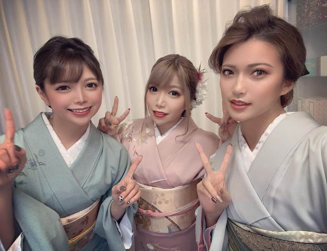 橘咲良のインスタグラム：「銀座のななえママの Seven Beauty Maintenanceにて 綺麗に仕立てて頂きました👘✨  @nanae.karasawa  @junpanda3  @serinorina  @saaachimu1123   #銀座 #Club #ななえママ  #銀座ななえチャンネル  #唐沢奈々江 #奈々江ママ #クラブななえ #銀座ななえ #nanae #銀座クラブ #東京 #ginza #tokyo  #高級クラブ #着物  #いい波のってんね #YouTube #youtuber  #コラボ #キングラビッツ #橘咲良だぞ　#☝🏻☝🏻」