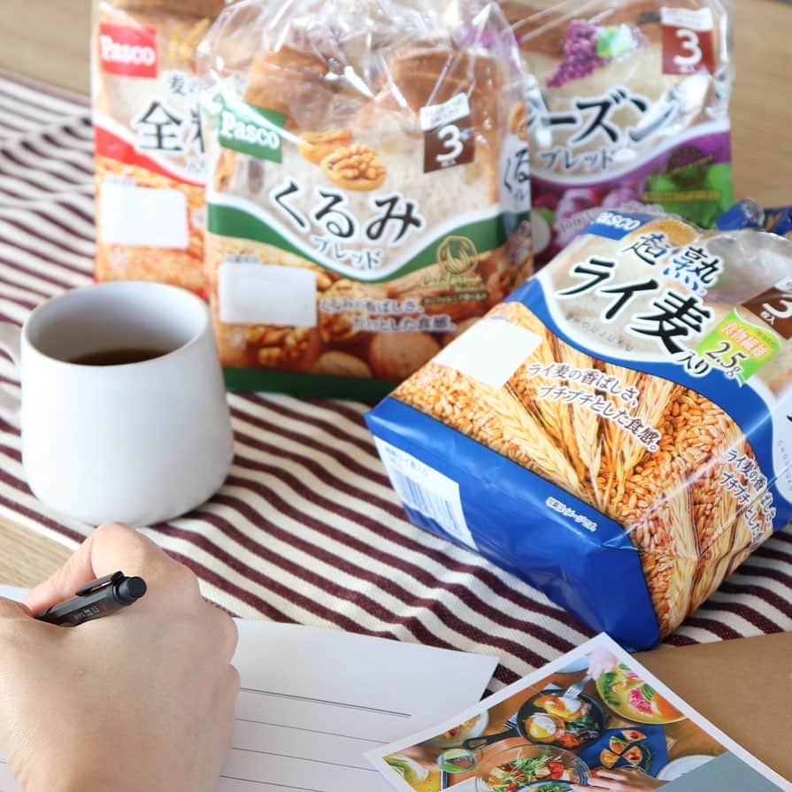 Pasco/敷島製パン株式会社のインスタグラム：「【モニターキャンペーン】今年も開催します📣#超熟おすそわけキャンペーン 🍞 　 大好きなおともだちと、一緒にランチをしたり、カフェに行く☕なんて時間も減っちゃったこの頃😢 　 たとえ会える時間が少なくても、おともだちとおいしい！を共有して、一緒にHAPPY💕になってもらえたら・・・ということで、当たった人もうれしい＆おすそわけでもらったおともだちもうれしい#超熟おすそわけキャンペーン を実施します🍞✨  　 今回の#おすそわけキャンペーン は・・・ 応募してくださった方の中から抽選で100名の方に、2月においしくリニューアルしたばかりの#超熟ライ麦入り と #くるみブレッド を含む、Pascoのバラエティブレッド全4種セットと#おすそわけカード 2枚をプレゼント🎁 　　 #おすそわけカード は、いつも顔をあわせるママ友や会社の同僚、おともだち、ご家族など、２人にプレゼントすることができます✨ そして#おすそわけカード を受け取った方は、#パスコサポーターズクラブ への新規会員登録＋おすそわけを受けとるための申し込みをしていただくと、当選者の方が受け取ったものと同じバラエティブレッド４種セットをお受け取りいただけます🍞 　　 キャンペーンの応募期間は2月15日(月)〜21日(日)まで🍀 　 私も参加したい🖐という方！おともだちと一緒にリニューアルしたバラエティブレッドのおいしさを体験したい🍞という方！ 今すぐパスコ・サポーターズ・クラブ#Pascoとおいしい時間 に登録して応募してくださいね💻 みなさまからのたくさんのご応募をお待ちしています💕 　 #超熟おすそわけキャンペーン の詳細はハイライト“キャンペーン”内のURL、もしくはこちら ⇒ https://www.pasco-sc.fun/newsletter/47940  パスコ・サポーターズ・クラブ新規会員登録はこちら ⇒ https://www.pasco-sc.fun/register 　 ※当キャンペーンへのご参加には、パスコ・サポーターズ・クラブの会員登録が必要です。　   ※偽アカウントが増えてきておりますので、お気をつけください。 今回のキャンペーンについて当社からDMを送ることはありません。 DMを開く際は送信元をよくご確認ください。  #Pasco #パスコ #パスコサポーターズクラブ #超熟おすそわけキャンペーン #おすそわけ #キャンペーン #モニター #超熟いいね #超熟のある暮らし #バラブレのある生活」