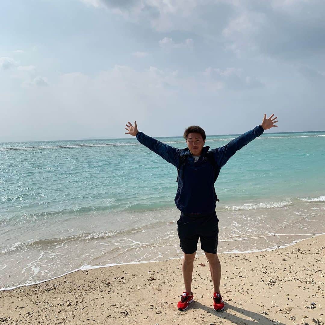 のインスタグラム：「第3クールも終わり、休日ということで同じ部屋の齊藤伸治さんと写真を撮りました！ 実は誕生日が同じでびっくりしました！！  とても楽しかったです✌️ また明日から頑張ります💪  最後の動画は齊藤さんが逆立ちしてる動画です👏 #海 #国頭 #齊藤伸治 #たみやゆあです #6月13日生まれ」