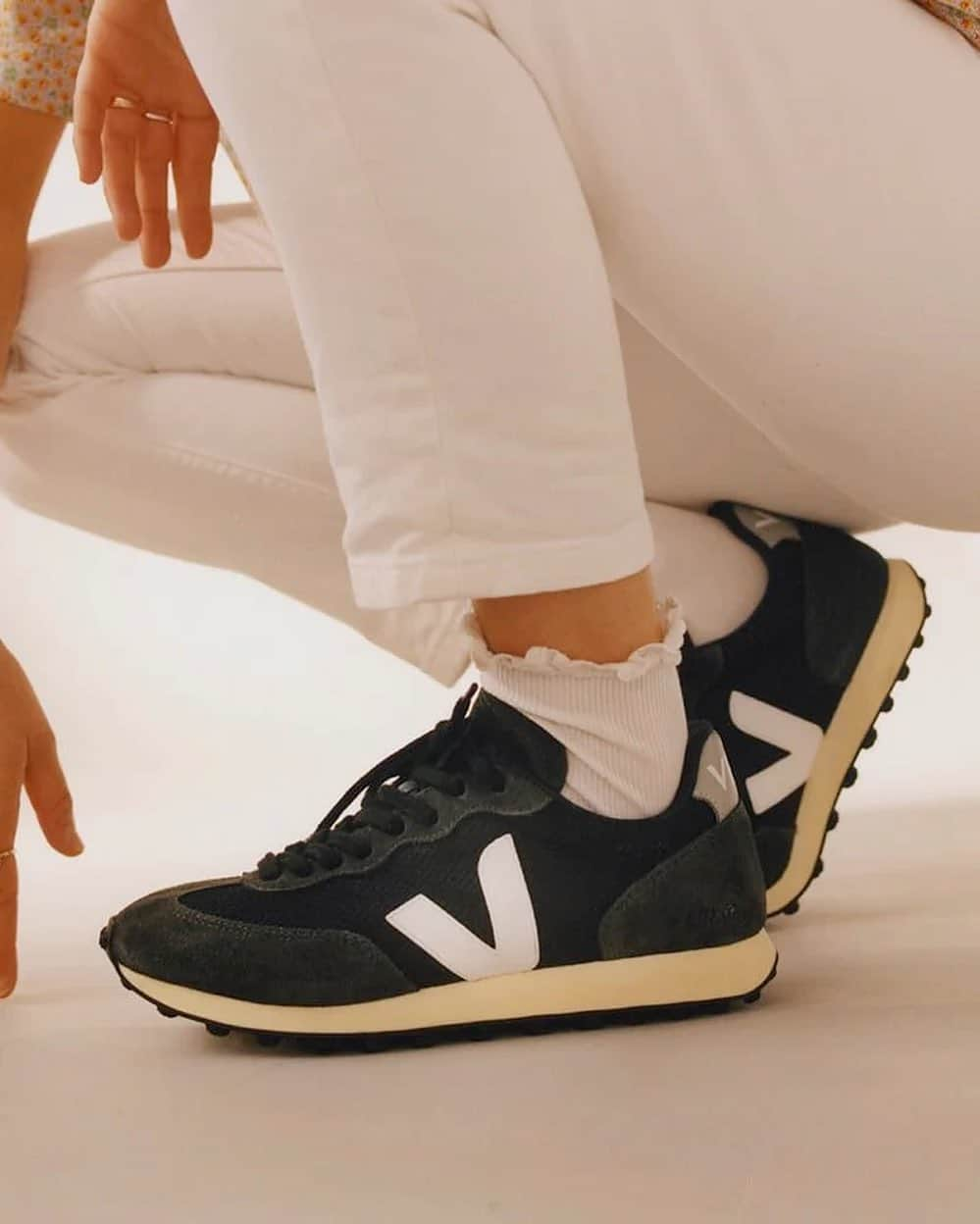 STYLERUNNERさんのインスタグラム写真 - (STYLERUNNERInstagram)「These are the sneakers for the waste conscious shopper, these sport sneakers are comfortable and durable for everyday wear. 👟👟 #stylerunner #veja #sneakers」2月15日 17時35分 - stylerunner