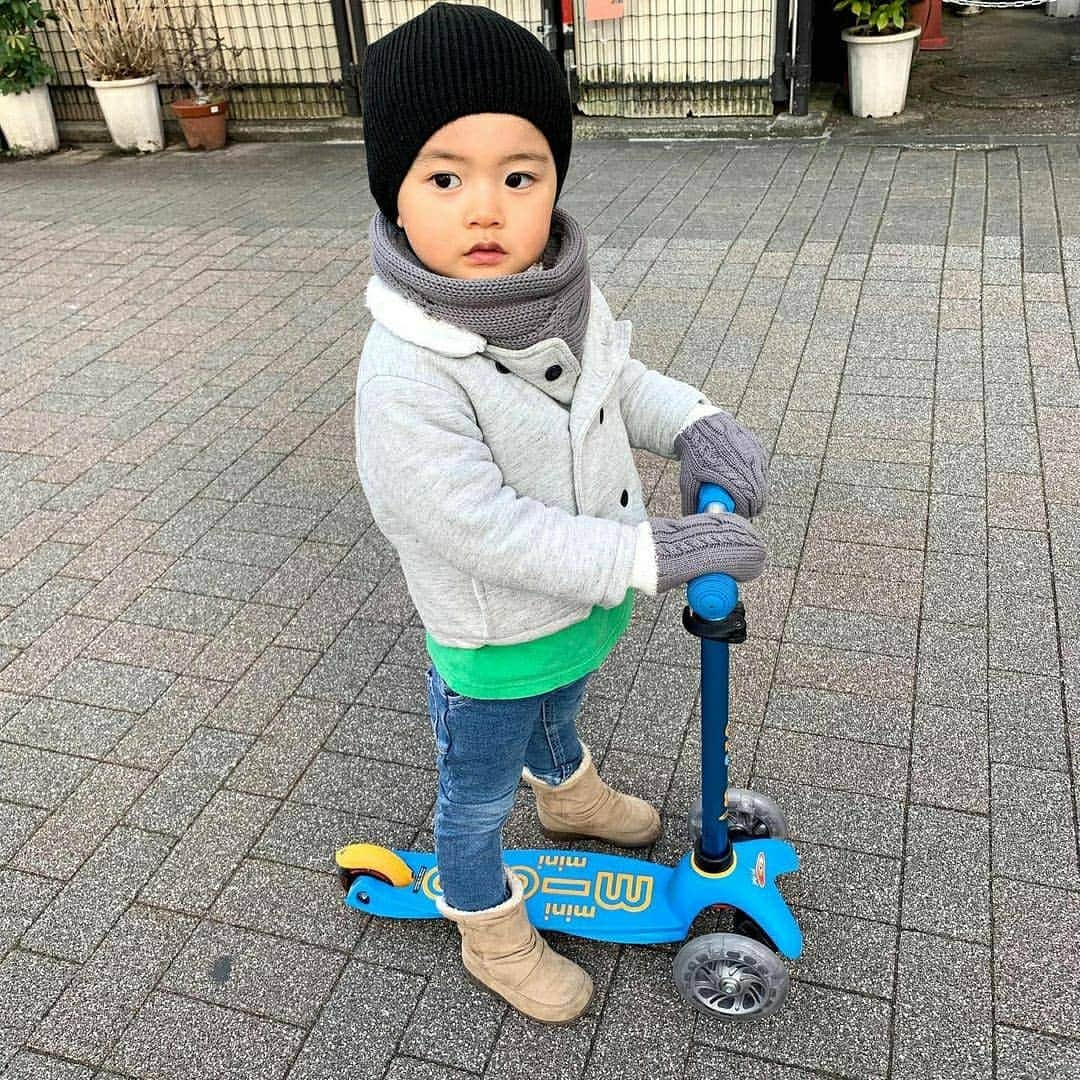 microscooters_japanさんのインスタグラム写真 - (microscooters_japanInstagram)「ありがとうございます♥️ Reposted from @haruto_airi_17 はると君用のキックボード🛴買いました☺️ @microscooters_japan   ストライダー🚲には興味示さずだけど😂キックボード🛴は楽しいみたい👍✨  カラーは、はると君チョイスでBLUE👆 ピンク！とか言われないか正直ドキドキしてたのは秘密🤫 ・ #3yearsold#kids#instakids#kidsfashion#3歳#子供#キッズ#子供のいる生活#育児#成長記録#男の子育児#男の子#男の子コーデ#インスタキッズ #ベビスタグラム#キッズフォト#キッズモデル#コドモノ#コドモダカラ#親バカ部#petitbateau#chateaudesable#familiar#キックボード#microscooter」2月15日 17時45分 - microscooters_japan