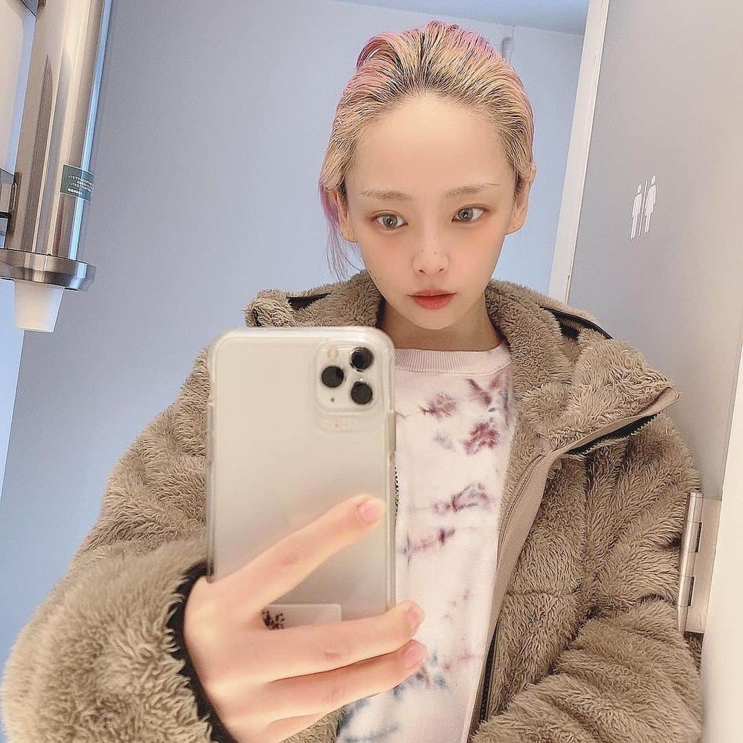 大谷雅恵のインスタグラム：「世界一盛れる場所。  お世話になっている歯医者さんのお手洗い前。  #盛りどころ #셀카  #시연  #selfie  #38살  #38歳 #38yearsold」