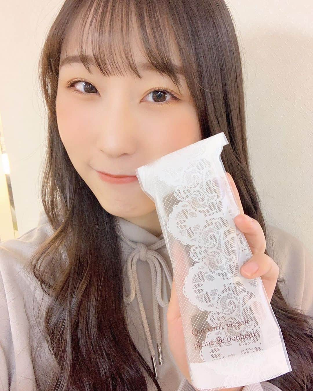 段原瑠々さんのインスタグラム写真 - (段原瑠々Instagram)「🍫💝  今年のバレンタイン  植村さんとマックフルーリー食べました！るるは超オレオの方！ YouTubeで上國料萌衣さんの「なんでだろう」見ながら食べました。かわいい😌  今日れいちゃんからカップケーキもらいました！クッキーも入ってた🍪  ゆめちゃんからは、みかんもらいました🍊笑  小田さくらさんからいただいた、手作り生チョコ！ とてもおいしかったです〜💗 ありがとうございます！  #juicejuice #段原瑠々 #バレンタイン #チョコ #大好き #みかんも #大好きだよ」2月15日 17時40分 - ruru_dambara.official