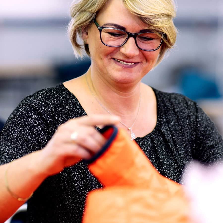 のインスタグラム：「As a brand striving towards a sustainable future, we are passionate about creating quality products that will stand the test of time. We also understand that our products have been designed to help you lead an active lifestyle, so at times things may get torn, dirty or damaged.  We want your Henri-Lloyd products to continue performing, year after year, and our new Repair Centre will help do just that.  From repairing your much loved Henri-Lloyd jacket, to fixing a hole in your salopettes, our highly skilled repairs team are on hand to help.  All repairs come with a free wash, DWR reinforcement and 2 years warranty.  Find out more at henrilloyd.com/repairs  #repair #jacket #repairrewear」