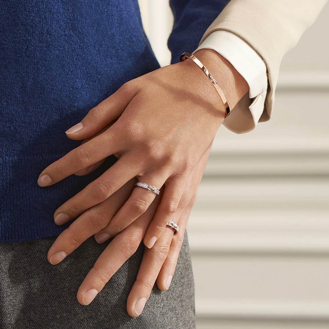 Chaumetさんのインスタグラム写真 - (ChaumetInstagram)「Jewels made for two. Discover our Liens Évidence creations, a meaningful sentimental jewels collection that allows you to wear the same emblem as your other half. #Chaumet #StoriesofLiens #ChaumetLiens #LiensEvidence」2月15日 17時43分 - chaumetofficial