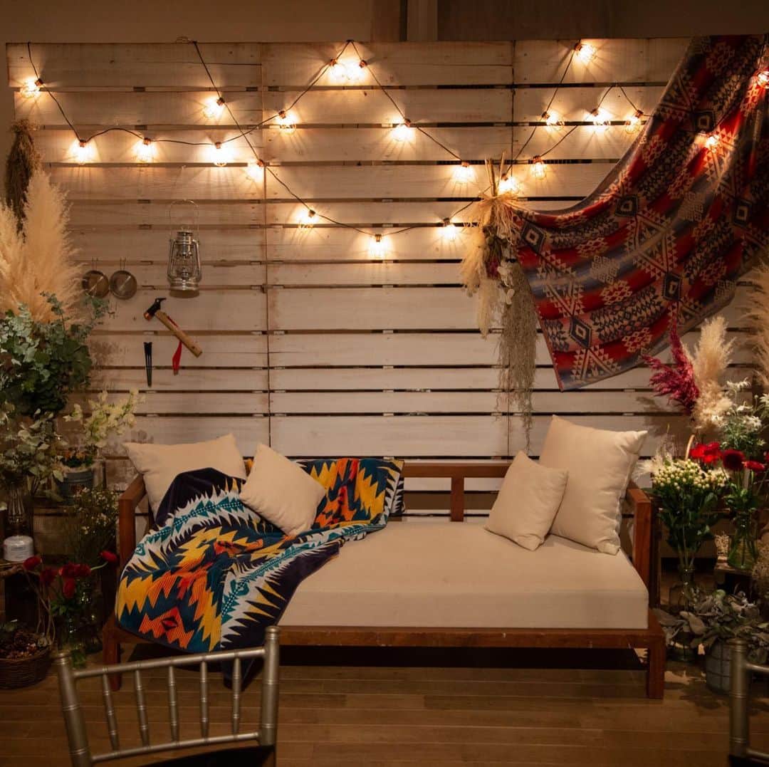 The Sally Garden（ザ サリィガーデン）さんのインスタグラム写真 - (The Sally Garden（ザ サリィガーデン）Instagram)「. #会場コーディネート  . 新郎新婦様の席の後ろにはお二人のキャンプグッズを⛺️ . お花とキャンプグッズがとてもマッチしたコーディネイト .  。*・。*・。*・。*・。*・。*・ . 🏠公式ホームページは @the_sally_garden のURLから💕 ☞http://sally-garden.jp/ . お気軽にお問い合わせ下さい！ . ． ・。*・。*・。*・。*・。*・。*・ サリィ"５大"おすすめPOINT👰♡ ・。*・。*・。*・。*・。*・。*・ . （１）完全貸切ウエディング🏠💕 . 鮮やかな緑と光が包む。 別荘に友人や家族を招くようにリラックスできる空間 . ┈┈┈┈┈┈┈┈┈┈┈┈┈┈┈┈┈┈┈ （２）360度ゲストを囲むガーデン挙式🌿 . 憧れのガーデン挙式と 人気のラスティックウェディングが叶う . ┈┈┈┈┈┈┈┈┈┈┈┈┈┈┈┈┈┈┈ （３）ゲストの喜びが鍵になる👰🤵✨ . ふたりの想いやイメージを汲み取り、 おもてなしのプロとしてチームサリィが 一丸となり理想のウエディングを創り上げます。 . ┈┈┈┈┈┈┈┈┈┈┈┈┈┈┈┈┈┈┈ （４）笑顔が広がる美食🍽💕 . 幅広い年齢層から支持される美食 お箸で年配ゲストも食べやすい気配りも。 . ┈┈┈┈┈┈┈┈┈┈┈┈┈┈┈┈┈┈┈ （５）アクセス🚘🌟 . 最寄り駅から5分!! 国道50号線付近にあり各方面から訪れやすい。 . ・。*・。*・。*・。*・。*・。*・ #会場装花#キャンプグッズ#キャンプ#フラワーコーディネイト#フラワーアレンジメント#ザサリィガーデン #thesallygarden #栃木結婚式 #花嫁diyレポ#オリジナルウェディング #プレ花嫁準備中#親族婚 #プライベートウェディング#写真好きな人と繋がりたい#ガーデンウエディング #ナチュラルウエディング#gardenwedding #naturalwedding #プラコレ #Dressy花嫁 #ゼクシィ2021 #2021春婚 #2021夏婚 #2021秋婚 #2021冬婚」2月15日 17時54分 - the_sally_garden