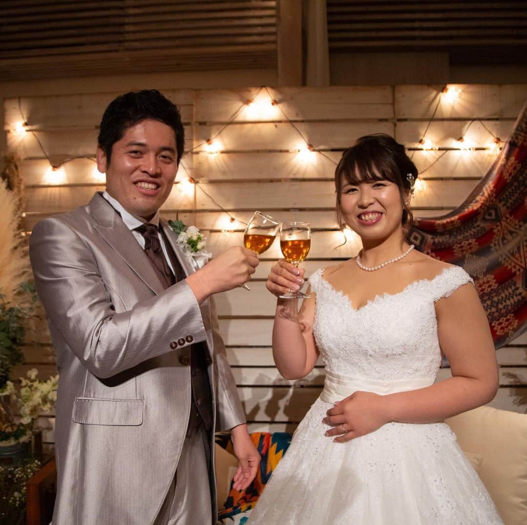 The Sally Garden（ザ サリィガーデン）さんのインスタグラム写真 - (The Sally Garden（ザ サリィガーデン）Instagram)「. #会場コーディネート  . 新郎新婦様の席の後ろにはお二人のキャンプグッズを⛺️ . お花とキャンプグッズがとてもマッチしたコーディネイト .  。*・。*・。*・。*・。*・。*・ . 🏠公式ホームページは @the_sally_garden のURLから💕 ☞http://sally-garden.jp/ . お気軽にお問い合わせ下さい！ . ． ・。*・。*・。*・。*・。*・。*・ サリィ"５大"おすすめPOINT👰♡ ・。*・。*・。*・。*・。*・。*・ . （１）完全貸切ウエディング🏠💕 . 鮮やかな緑と光が包む。 別荘に友人や家族を招くようにリラックスできる空間 . ┈┈┈┈┈┈┈┈┈┈┈┈┈┈┈┈┈┈┈ （２）360度ゲストを囲むガーデン挙式🌿 . 憧れのガーデン挙式と 人気のラスティックウェディングが叶う . ┈┈┈┈┈┈┈┈┈┈┈┈┈┈┈┈┈┈┈ （３）ゲストの喜びが鍵になる👰🤵✨ . ふたりの想いやイメージを汲み取り、 おもてなしのプロとしてチームサリィが 一丸となり理想のウエディングを創り上げます。 . ┈┈┈┈┈┈┈┈┈┈┈┈┈┈┈┈┈┈┈ （４）笑顔が広がる美食🍽💕 . 幅広い年齢層から支持される美食 お箸で年配ゲストも食べやすい気配りも。 . ┈┈┈┈┈┈┈┈┈┈┈┈┈┈┈┈┈┈┈ （５）アクセス🚘🌟 . 最寄り駅から5分!! 国道50号線付近にあり各方面から訪れやすい。 . ・。*・。*・。*・。*・。*・。*・ #会場装花#キャンプグッズ#キャンプ#フラワーコーディネイト#フラワーアレンジメント#ザサリィガーデン #thesallygarden #栃木結婚式 #花嫁diyレポ#オリジナルウェディング #プレ花嫁準備中#親族婚 #プライベートウェディング#写真好きな人と繋がりたい#ガーデンウエディング #ナチュラルウエディング#gardenwedding #naturalwedding #プラコレ #Dressy花嫁 #ゼクシィ2021 #2021春婚 #2021夏婚 #2021秋婚 #2021冬婚」2月15日 17時54分 - the_sally_garden