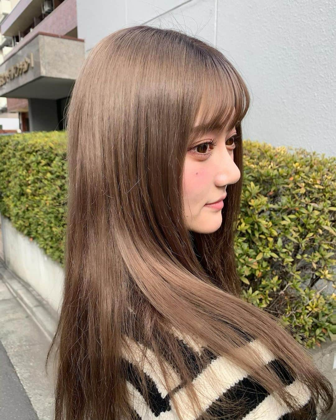 石綿日向子さんのインスタグラム写真 - (石綿日向子Instagram)「new shampoo treatment🧴🛁 5.6回ブリーチした髪をケアするためにいま毎日使ってるもの！とにかくわたしは匂い重視なのでピーチみたいな(アクアブロッサムって言うらしい)香りが心地よくてお気に入りだよ🍑ヘアプロテイン補修とかいうのがあってサロンでケアした髪の毛をこれで維持できるようにｱｾｱｾ 今は筋トレみたいに髪トレって言うらしい！わら パッケージも食べちゃいたいくらい可愛いから置いとくだけでもインテリア〜これからも毎日ケアがんばるよ^_^  #シャンプー #ヘアケア #ヘアザプロテイン #ヘアカラー #hairtheprotein #美髪トレ #天使の輪 @hair_the_protein」2月15日 17時51分 - hinako_ishiwata