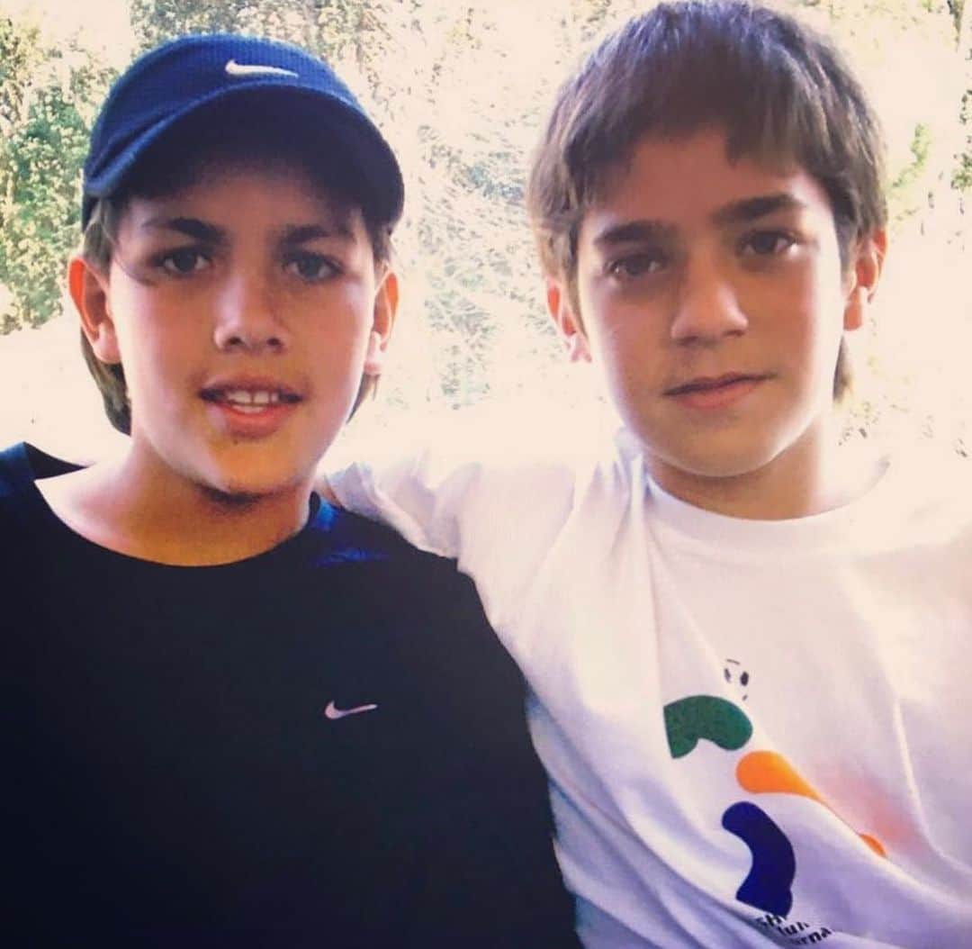 レアンドロ・ダニエル・パレデスのインスタグラム：「Feliz cumple hermanito de la vida 🎉❤️ te amo que seas siempre muy feliz ❤️」