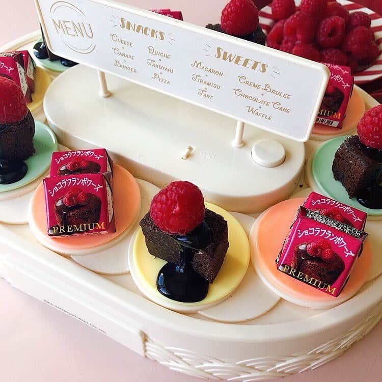 チロルチョコのインスタグラム：「プレミアムシリーズにショコラフランボワーズが登場🤩✨  チロルチョコ〈プレミアムショコラフランボワーズ〉のご紹介です👩‍🍳❗️  ミルクチョコの中に生チョコとフランボワーズソースを閉じ込めて、口どけなめらかに仕上げました😌💭  ブランデーのアクセントが大人な味わいです😍  是非お試しください👩‍❤️‍👩  #tirol #tirolchoco #チロルチョコ #チロル #チョコレート #おやつタイム #chocolate  #プレミアムシリーズ #プレミアムショコラフランボワーズ #おうちカフェ #おやつの時間  #chocolatelover  #shopチロルチョコ」