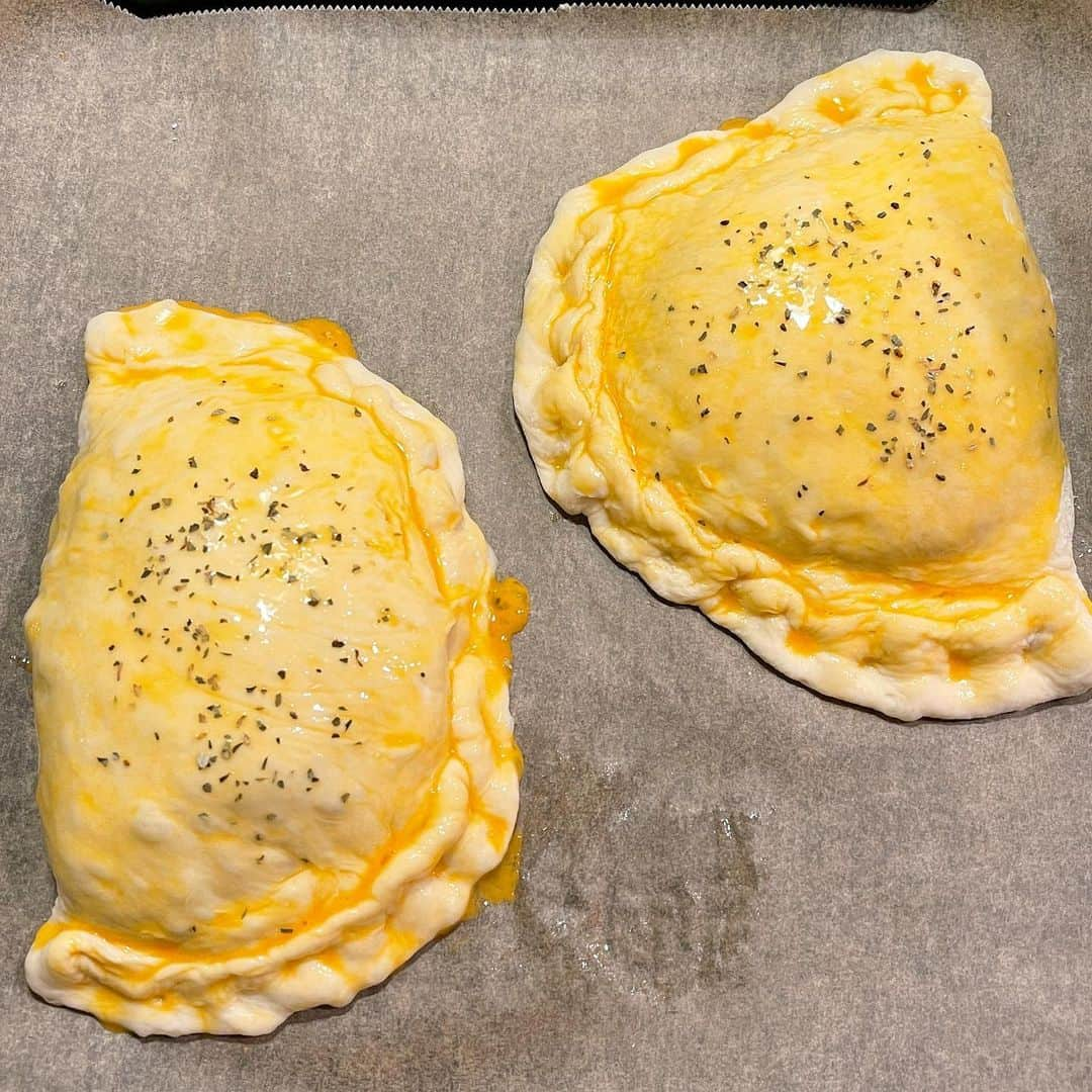 セロリさんのインスタグラム写真 - (セロリInstagram)「【バレンタインデー】 昨日のバレンタインデー、奥さんに大好きなケーキをもらいました。 「バレンタインディナー（大袈裟）」と称して、2人で一緒に料理も作りました。 僕も頑張ったんですよーっ（多分） ※詳細はブログにアップしまーす。 昨日のPerfumeの生配信、楽しかった・・・。 そして、今日はあ〜ちゃんの誕生日。 あ〜ちゃん、Happy birthday🎂🎂🎂 そして。 そして。。 そして。。。 「鬼滅の刃」続編TVアニメ化決定ーっ。 たくさんのフォロワーさんからDMでお知らせがありました(笑) ありがとうございます。 楽しみです。 #maltese #マルチーズ #ペット #わんこ #ふわもこ部 #犬のいる暮らし #いぬら部  #いぬすたぐらむ #イッヌ #バレンタインデー #真っ黒チーズケーキ #カルツォーネ #prfm #perfumebar香  #鬼滅の刃」2月15日 17時51分 - celeryrabbit