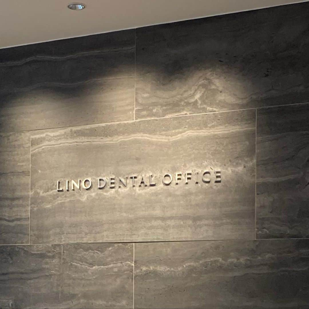 梅宮アンナさんのインスタグラム写真 - (梅宮アンナInstagram)「さてさて、今日は歯のお話です🦷🦷  私が今通う歯医者さんは、↓  乃木坂にある、 @lino_dental_office   一昨年なんですが、私は乃木坂に住んでいて、引っ越しと共に、 歯医者さんも、変えて🦷✨✨ それ以来、  @lino_dental_office さんに、お世話になっています💕💕✨🦷✨🦷✨🦷  数年前に、前歯の間に虫歯になって🤣🤣🤣💦  ホワイトニングも大変だったり、  歯も小さくて、  ずっと自分の歯が気に入らなくて☹️☹️  歯を上下共に、ラミネートベニアにして、  あれから６年が経ち、そろそろ新しい歯にすることに🦷  今年に入り、計画がスタートしましたぁ😊🦷🦷🦷🦷🦷🦷  歯。。  皆さんは、キチンと日頃から、クリーニングとか、 虫歯チェックなどやっていますか？  若い時は、大丈夫な歯や、歯茎もどんどん年齢と共に衰えていきます。  日頃から、自宅での歯磨き、フロス、ウォーターピックなどを使って、  日々口の中は綺麗にしよう✨✨✨  本日、リクエストをしていた、ウォーターピックが届いて、、  なんと、、 @lino_dental_office に 💦💦忘れて帰ってしまって、、  次回、私が使う、  口の中のケアグッズをご紹介しますね✨✨✨✨😊  食べた後、歯磨きだけでは、まず食べたモノは、取れません😅🤣💦  自分の歯の方も、もちろんですが、自分の歯を大事に✨✨  #歯医者さん #ウォーターピック  #乃木坂 #及川先生 #仮歯生活」2月15日 17時52分 - annaumemiya