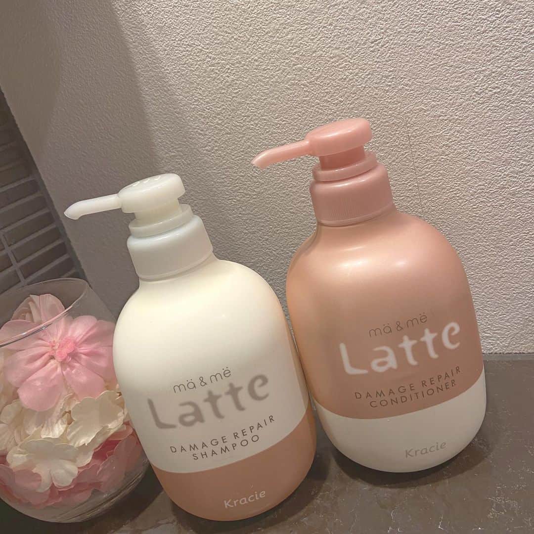 牧野澪菜さんのインスタグラム写真 - (牧野澪菜Instagram)「最近使い始めたシャンプー&コンディショナー🧴💛 ドラッグストアとかでも購入できる物のなかで今のところすごい良い感じ⠒̫⃝ アウトバスのトリートメントする前から指通りが違うの実感している🐗🌸 . #me#購入品#シャンプー#latte#kracie」2月15日 18時02分 - reina_makino92