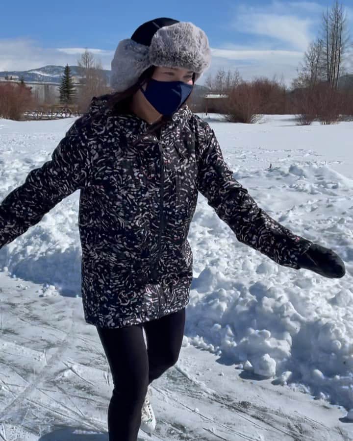 のインスタグラム：「人生初のアイススケート⛸ これは始めて10分くらいの動画🐧 最初怖かったけど、楽しすぎて2時間練習してました🧡この変な手気になる〜😂 #dayoff #iceskate #アイススケート  #roxy #roxyjapan」