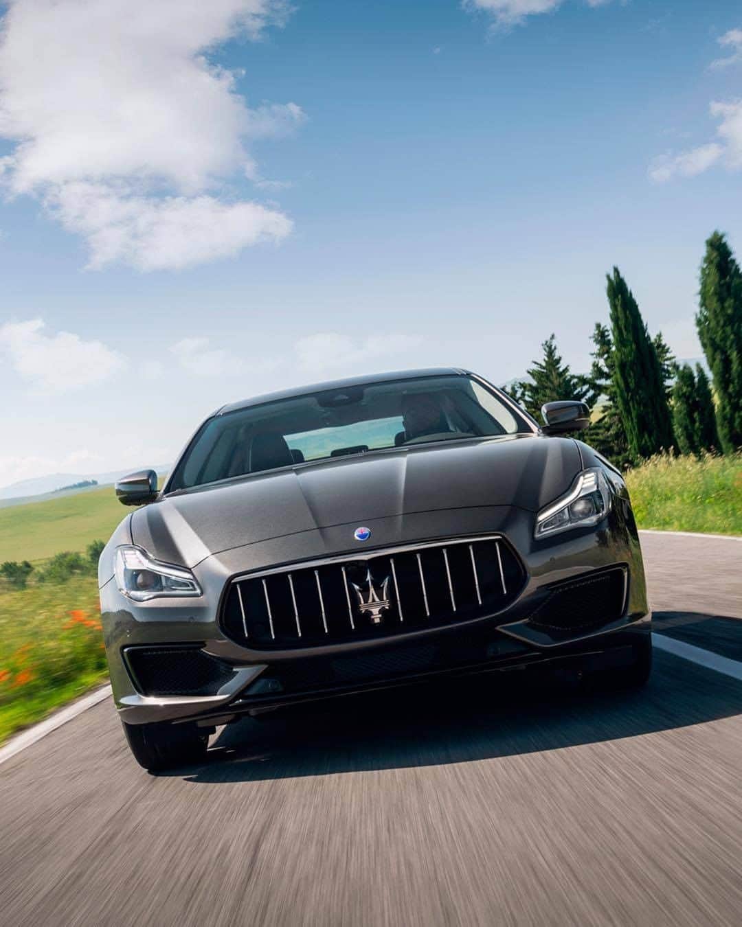Maserati Japan | マセラティ ジャパンのインスタグラム：「1963年に誕生した初代クアトロポルテから半世紀、モータースポーツの血統を受け継ぎ、色褪せることのない気品と存在感を放つスタイルで走り続けます。 #Maserati #マセラティ #MaseratiJapan #マセラティジャパン #Quattroporte #クアトロポルテ  クアトロポルテの詳細はこちら https://www.maserati.com/jp/ja/models/quattroporte」