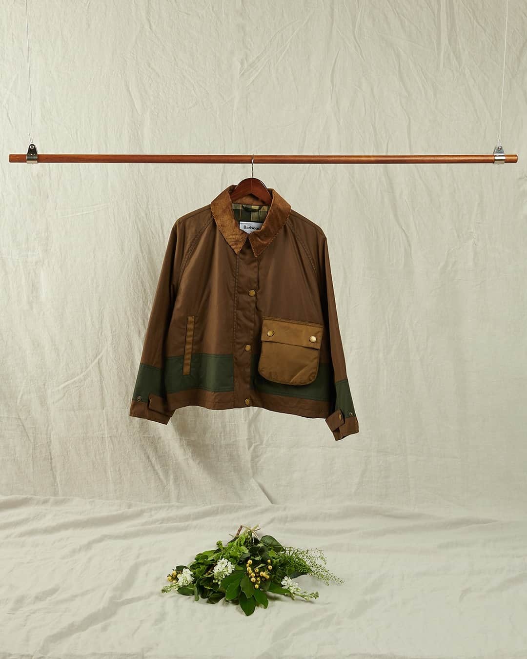 Barbour Japanのインスタグラム：「バブアーの伝統的な要素と言える乗馬やカントリーカルチャーをベースに、アーカイブから着想を得たBarbour by ALEXACHUNG Collection。こだわりのディテールとデザイン性を兼ね備えたコレクションを12日（金）より発売。  「PATRICIA WAX」 @alexachungstagram #BarbourALEXACHUNG」