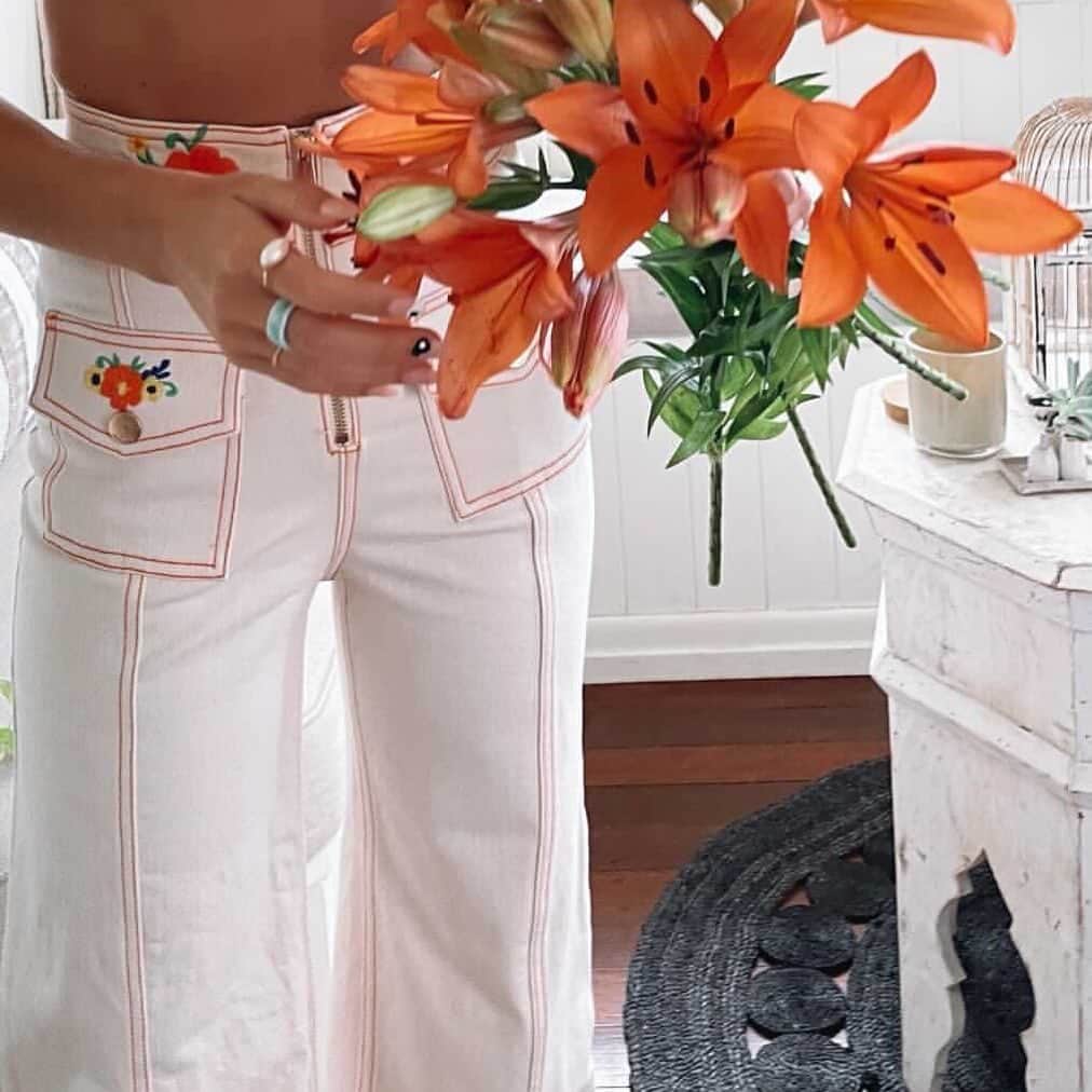 アリスマッコールのインスタグラム：「Denim and bloom coordination🧡 #aliceMcCALL」
