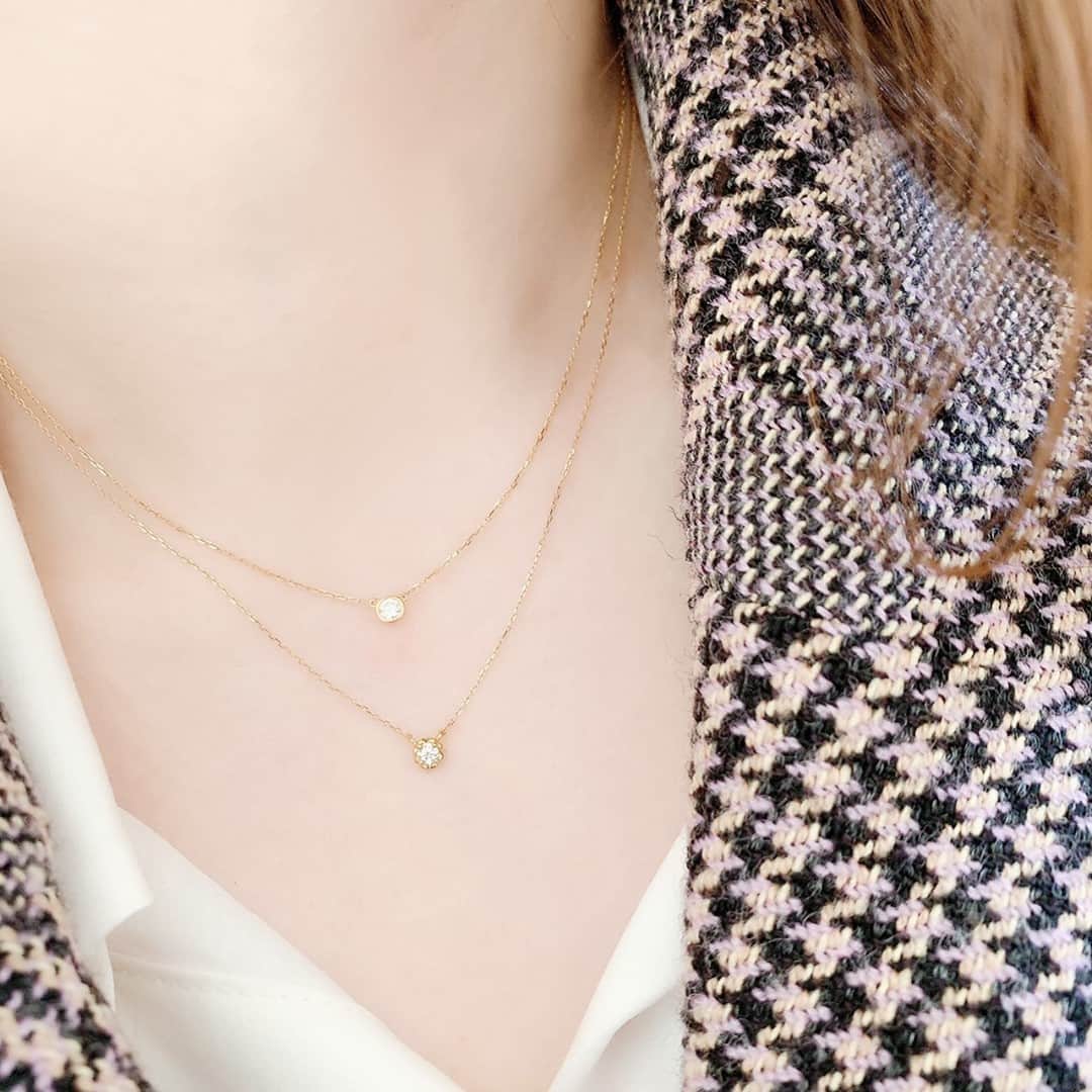 アーカーさんのインスタグラム写真 - (アーカーInstagram)「. 覆輪で留められたダイヤが透けるようにヌーディーに輝く、シンプルなヌーディーダイアネックレス＆愛らしい印象で、デイリーに楽しめるデザインのティアネックレス💕 . #AHKAH #jewelry #necklace #present #アーカー #ジュエリー #ネックレス #プレゼント」2月15日 18時00分 - ahkah_official