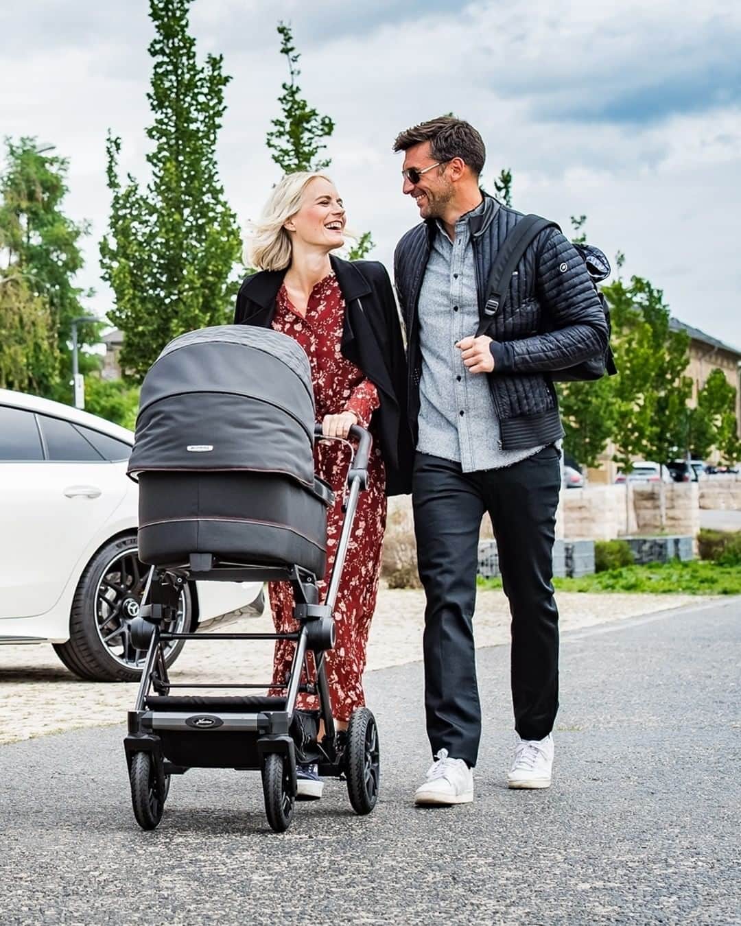 Mercedes AMGさんのインスタグラム写真 - (Mercedes AMGInstagram)「Driving Performance for you and your children with the new AMG stroller. Find out how you can upgrade your ride with original AMG lifestyle accessories: amg4.me/pimp-your-trip_ig  #DrivingPerformance #MercedesAMG #63Magazine」2月15日 18時00分 - mercedesamg