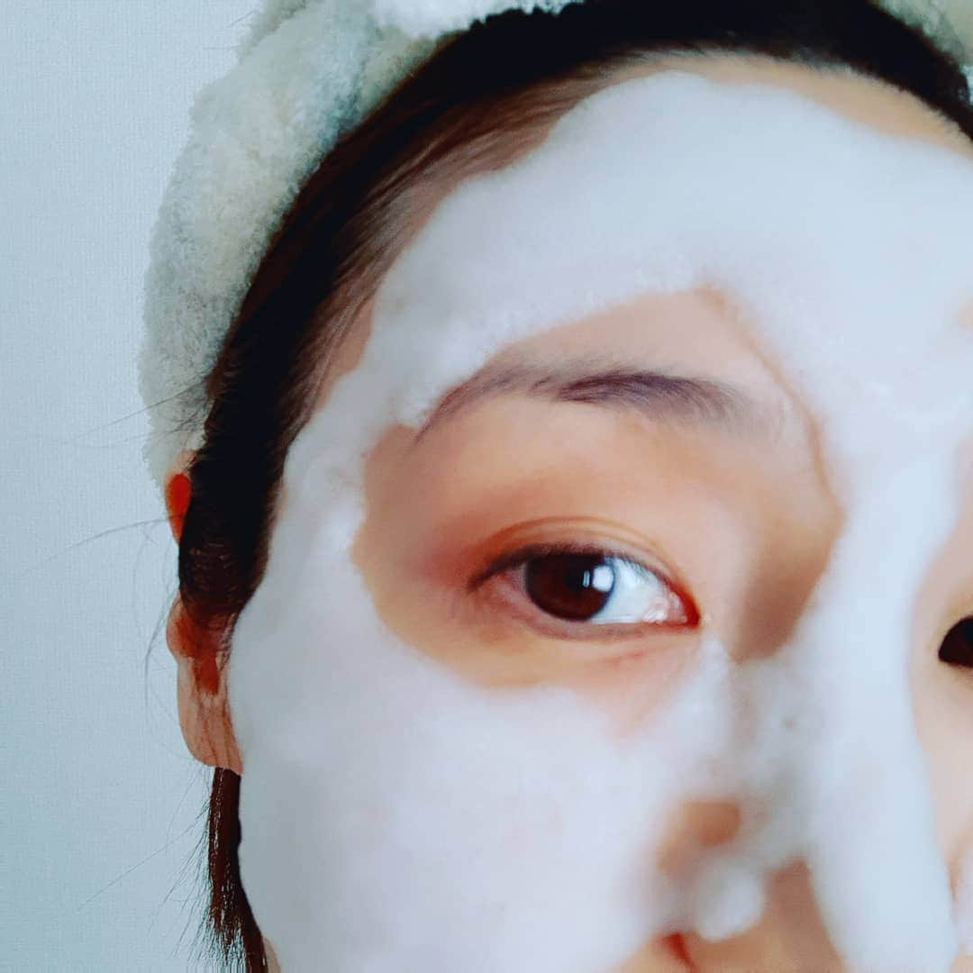 藤原宏美（ひろみん）さんのインスタグラム写真 - (藤原宏美（ひろみん）Instagram)「【あら不思議！シュワシュワ泡立つ炭酸パック】  これ、びっくり面白かった～❤️  洗顔の後、 お肌にのばすだけの簡単なパックなのですが、  最初ジェル状なのに、 みるみるうちに、 シュワシュワ泡立ってくるのです😍  ⬆️ほんとリアルに音とシュワシュワ弾ける感覚に驚いた～！  お肌のくすみやごわつき、 毛穴の黒ずみが気になる時は、 炭酸パックが良いよねっ😊  週2～3回のケアで十分ですよ。  #泡立つホワイトパック #セルフューチャー #アプロス #monipla #aprosmoni_fan #藤原宏美 #美容 #美 #beauty #美容パック #パック #おうち美容 #おうちエステ #おこもり美容 #おうちじかん #炭酸美容 #スキンケア #skincare #美肌ケア」2月15日 18時10分 - hiromint7