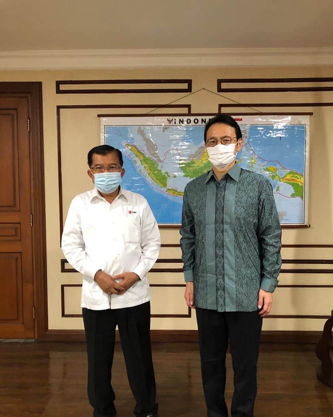 石井正文のインスタグラム：「Pada tanggal 8 Februari saya melakukan kunjungan kehormatan kepada Bapak Jusuf Kalla, mantan Wakil Presiden RI (Ketua Umum Palang Merah Indonesia). Beliau adalah sosok yang bekerja keras untuk memperkokoh hubungan Jepang dan Indonedia, sejak masa beliau menjabat sebagai Wakil Presiden.🇯🇵🤝🇮🇩Saya merasa senang sekali dapat bertemu dengan beliau.😊Kami bersepakat untuk meningkatkan hubungan kedua negara dan kami pun melakukan tukar pendapat tentang berbagai isu kawasan.💪  ２月８日、着任の御挨拶のためユスフ・カッラ前副大統領（インドネシア赤十字総裁）を表敬しました🇯🇵🤝🇮🇩ユスフ・カッラ前副大統領は、副大統領在任中から、日本とインドネシアの関係強化に尽力された方で、お会いできてとても嬉しく思います😊今後もさらに関係を深めていくことで一致し、様々な地域情勢についても意見交換をしました💪  #dutabesarjepang#dubeskanasugi #ジャカルタ#インドネシア」