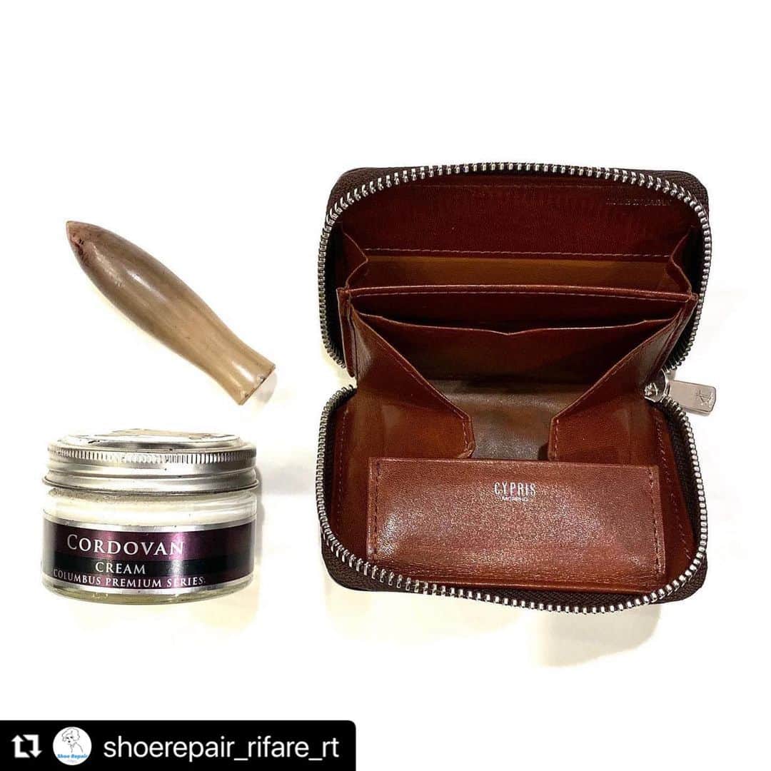 のインスタグラム：「#Repost @shoerepair_rifare_rt with @make_repost  @shoerepair_rifare_rt さんのご投稿をrtさせて頂きます！  写真数枚と文章で詳しくコードバンの革小物のお手入れ方法を書いて下さってます！  使用しているのは #コロンブス #革小物用コードバンクリーム　です！  コードバンの革小物のお手入れにお困りの方！これから始めようとしてる方！是非下記をみてみて下さい✨ #columbus  ・・・ 🐎コードヴァン財布のケア&キズ隠し👛  コードヴァンがお好きな方は結構いるのでは？？ 男らしい艶があって色気を放つかっこいい革ですよね。。 🐎まずはコードヴァンについてを。 馬の臀部の裏革…つまりスエードの一種なんです。 私、これ知ったときびっくりでした。 え？スエードなの？って、、。 無理やり毛を寝かせて鞣すことで、この独特の艶が生まれているんです！ びっくりですよね。  今回ケアするこちらは私物のCYPRISの財布。 2〜3年前に新品の状態で購入してずっと使っています。 日々の乾燥・汚れのケアと、鞄からの出し入れの際に付いたキズを目立たなくしていきます。  では、始めていきましょ💁‍♀️  👇👇👇 〈画像1〉 使用する道具(と、財布) 上は前回の投稿でも登場した水牛の角。 コードヴァンの毛羽立ちを押し込むことにも使います。 (かっさ棒や、スプーンの柄でも代用可) 下はコロンブス(@columbus_pr_en)#bootblack シリーズのコードヴァン専用クリーム。  〈画像2〉 Before 全体的に日々の汚れ(手垢とか😭)や乾燥が、、 マークしたところにキズがありますね。  〈画像3〉 まず、この動画の前に、 コードヴァン専用クリームを塗布します。 指でもウエスでも構いません。 ポイントは薄く塗ること。 塗りすぎるとベタつきます。日々使う物なので、程々に塗ってくださいね。 その後、乾いた布で乾拭きor馬毛ブラシで優しくブラッシングします。 これで自然なツヤが戻ります😌✨  そして、動画です。 水牛の角で、毛羽立っている毛を押し込む！押し込む！ 最初に紹介した通り、 コードヴァンはスエードの一種なんですね。 なので、浮き上がってきた毛を押し込んで整えてあげる、というイメージで作業するといいです。 水牛の角をウエスで一巻きして使用するのがオススメです(コードヴァンはデリケートですから、当たりを柔らかくしてあげましょう)。  〈画像4〉 処理後。 だいぶ目立たなくなりました！ これだけでも十分ですが…👇  〈番外編・画像5〉 少し色抜けが気になるので、色の付いたコードヴァン専用クリームをキズの部分だけに少〜し、加えてブラッシング。 恐らく、金具で引っ掻いたのが原因のキズですので、 もともと着色されていた層ごと剥がれちゃってる状態なんですね。 なので、少し色を入れてあげます。 ただ、靴ではなく小物ですので、手や他の持ち物を汚さないため、様子を見ながら少量…という感じ。。 その後ブラッシングし、 完成！  かなり、目立たなくなりました🥺✨ さらに愛着が湧きました〜。。 ぜひみなさんもやってみてくださいね！ 不明点ございましたらお気軽に！  #rifare #リファーレ #コードヴァン #cordovan #革財布 #革小物 #cypris #靴修理 #鞄修理 #阪急メンズ東京 #hankyumenstokyo #シューリペア工房 #有楽町 #銀座 #shoerepair #大切な靴と長く付き合いたい #大切な靴を長く履きたい #サスティナブル #サスティナブルファッション #革靴 #革靴男子 #革靴女子 #靴磨き  #shoeshine #shoeshining」