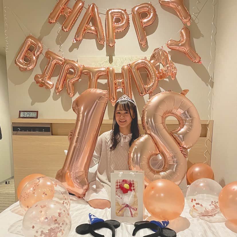 れなのインスタグラム：「. Birthday🎂💚 ・ Aがしぼんでるのは気にしない^^ ・ ・ #誕生日 #誕生日サプライズ #誕生日プレゼント #誕生日飾り付け #birthday #birthdaygirl #birthdayparty #happybirthday #18 #18歳 #eighteen #ホテル女子会 #ljk #ljkの素敵な思い出 #jk #jkブランド #lll #l4l #instagood #instagram #instalike #いいね #ロザリオクロス」