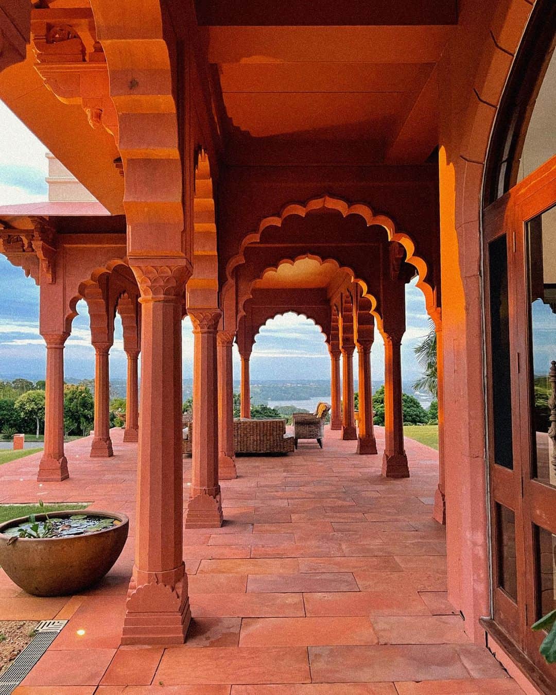 Rosanna Arkleさんのインスタグラム写真 - (Rosanna ArkleInstagram)「Photo dump from our stay at the AMAZING @jodha_bai_retreat over the weekend! Like.. Wow! No words for this 6 star retreat, from the incredible food, impeccable service and beautiful family vibe of the Peiffer family who make you feel so at home.. to the incredible replica of the Jodha Bai palace in India.. Every detail is thought of, from the sandstone carvings carved and imported from India to the hand crafted door handles, and antique furniture everything has been thought of down to the finest detail.. I really felt like I had been whisked away to India and it’s only 30mins from my house... Everyone should experience #Jodhabaiterranora - We will be back for sure ... 😍❤️」2月15日 18時05分 - rosannaarkle