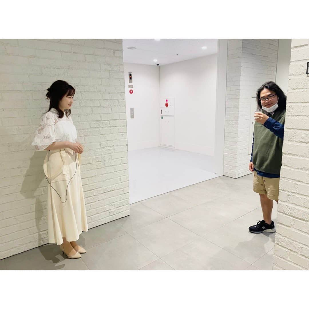 岩田絵里奈さんのインスタグラム写真 - (岩田絵里奈Instagram)「ロッチの中岡さんと🥳 久々にお仕事でご一緒させて頂きました。 2人して格好つけ写真です。笑  #膝上の短パンは #中岡さんあるある #ちなみにトレードマークの👓は7本あったそう #無くしたり壊れたりであと4本 #これ以上失いませんように」2月15日 18時09分 - erina_iwata