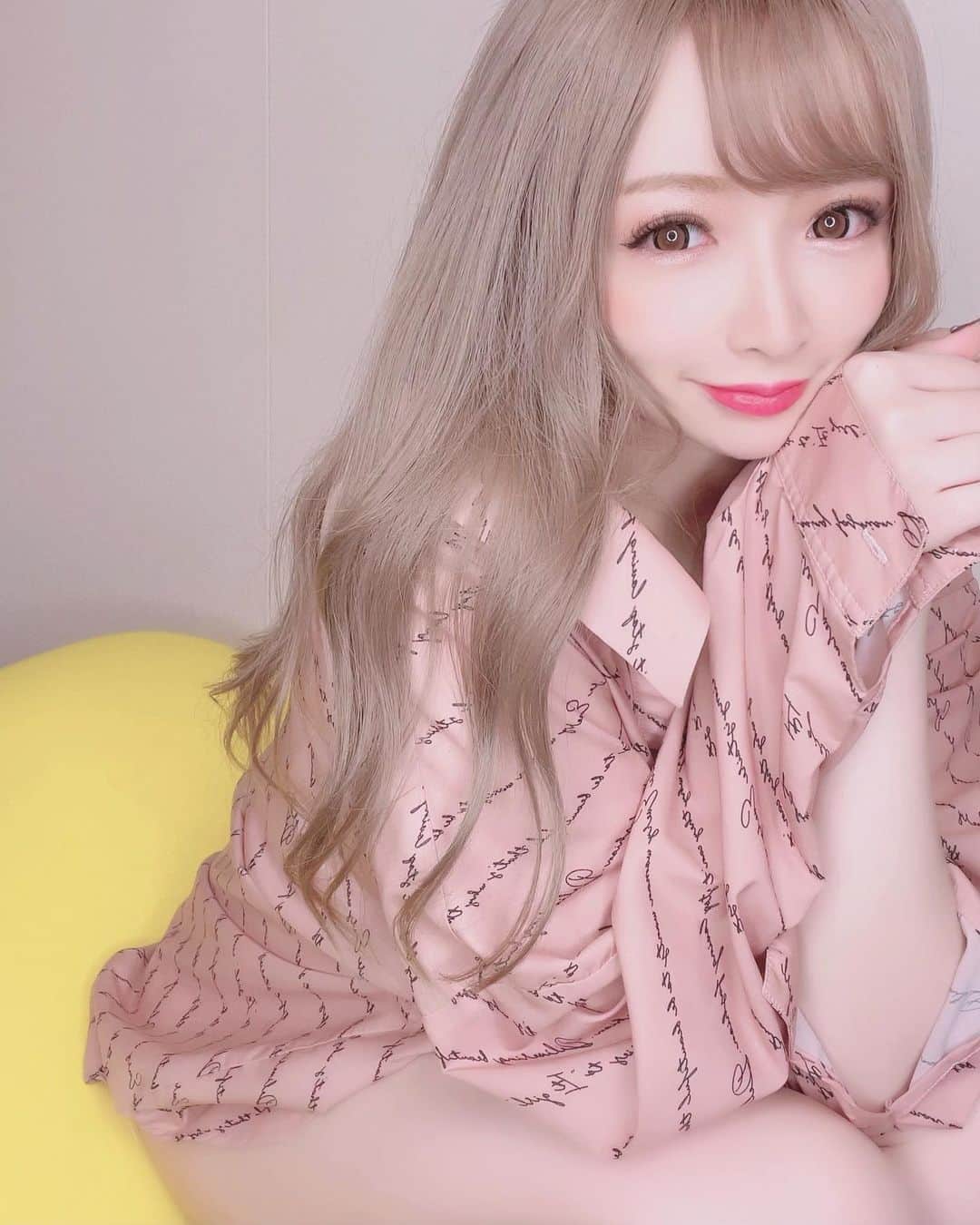 のインスタグラム：「* * * * * 髪の毛のびたなあああ🧸💛 * * * * #歌舞伎町 #六本木 #キャバ嬢 #キャバクラ #eimyistoire #シャツコーデ #太もも #脚 #ロングヘア #ミルクティーベージュ #絶対領域 #things #japanesegirl #kawaii #sexy #yogibo #今日のコーデ #韓国ヘア #おしゃれさんと繋がりたい」