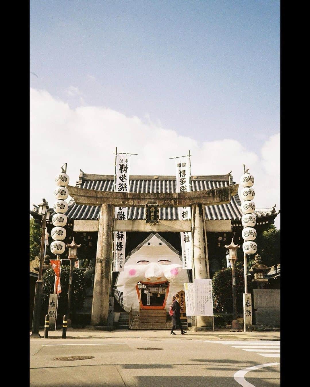 入江甚儀さんのインスタグラム写真 - (入江甚儀Instagram)「﻿ ⛩ 櫛田神社 ⛩﻿ ﻿ #lomography100 ﻿ #konicabigmini301﻿ #film」2月15日 18時12分 - jingi_irie