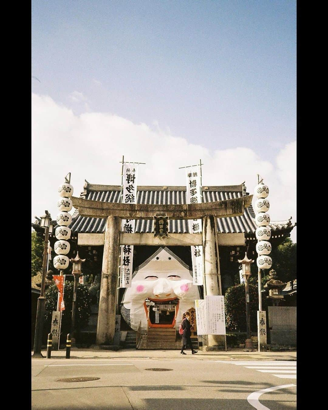 入江甚儀のインスタグラム：「﻿ ⛩ 櫛田神社 ⛩﻿ ﻿ #lomography100 ﻿ #konicabigmini301﻿ #film」