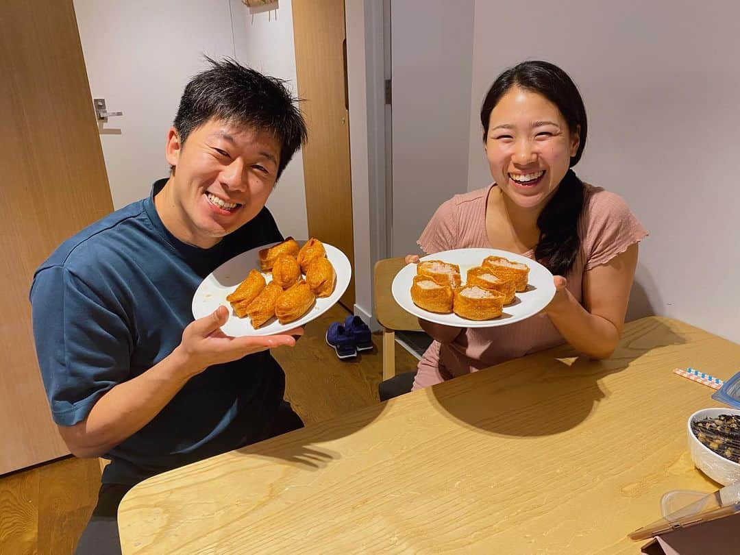 日比野菜緒さんのインスタグラム写真 - (日比野菜緒Instagram)「オーストラリアもロックダウンで外食が出来ないので、家で大好きなおいなりさんを作りました🤤🇯🇵  自分で作ることで大変さを知れたり、どれだけ手間がかかるのかに気づくことが出来るので一層美味しく感じますよね💓  私の分はご飯を詰めすぎて閉まりませんでした（笑） • #日本食 #おいなりさん #プラントベース #ベジアスリート」2月15日 18時14分 - naohibino_1128