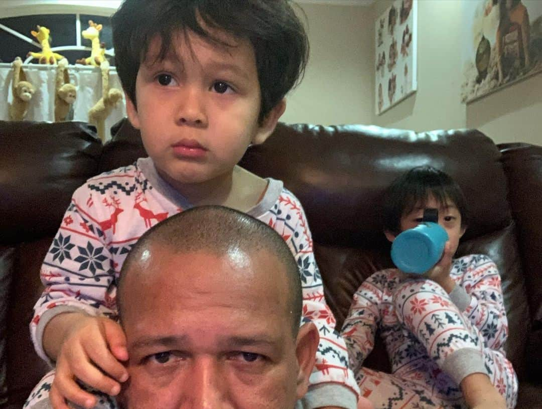 アレックス・ラミレスさんのインスタグラム写真 - (アレックス・ラミレスInstagram)「Lately my kids are even choosing my pajamas and theirs favorite Movie so I have to sit down for almost 2 hours to watch whatever they are watching without moving 😂 I’m loosing the power in my house 😂 #daddy #dadandsons #loveislove #priceless #time #with #my #kids #same #pajamas #watching #moana」2月15日 18時15分 - ramichan3