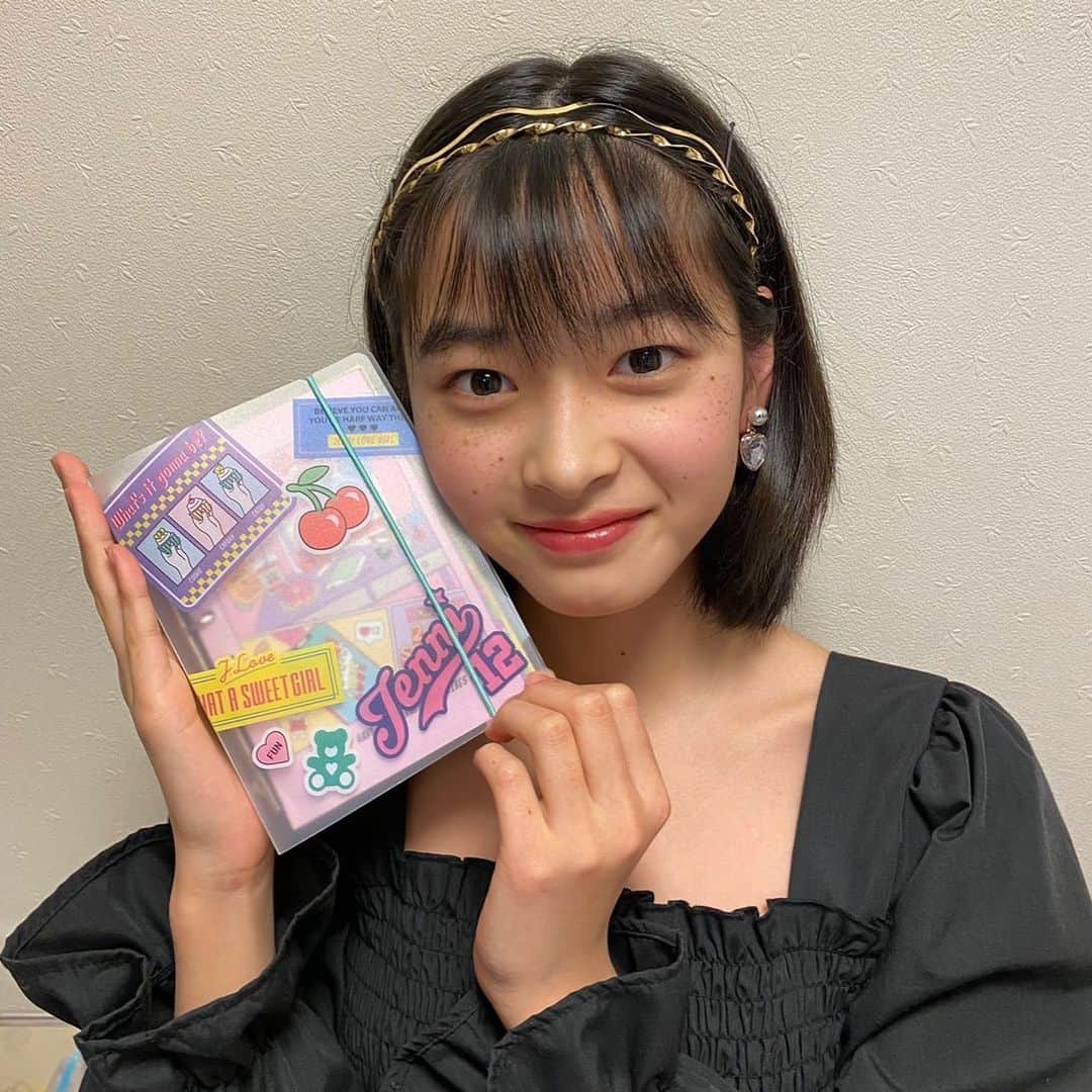 ニコ☆プチのインスタグラム：「メリイのふろくの使い方🐏🌟  めりいです✨ 2月号の付録、ジェニィラブさんのスケジュール帳💕 めりいは、今は思うように外出出来ないから、できるようになったら、小さめのショルダーバックに入れて、お出かけの時も持って行こうと思ってるよー👛 ショルダーバックにすっぽり入る大きさが嬉しいなぁー😆  #ニコプチ #ニコプチふろく #プチモのふろくの使い方  #ニコプチふろくのある生活  #ジェニィラブ #jennilove #ふろく #滝口芽里衣」