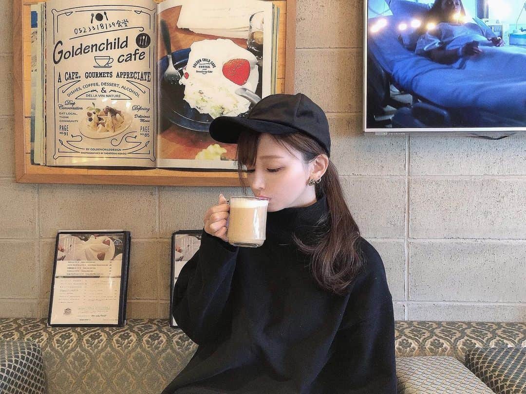 yuu__aaaのインスタグラム：「. . tea time...☕️❤︎ . . #ブラックコーデ #キャップ#cap#キャップ女子 #ootd #ootdfashion #cafe#カフェ」