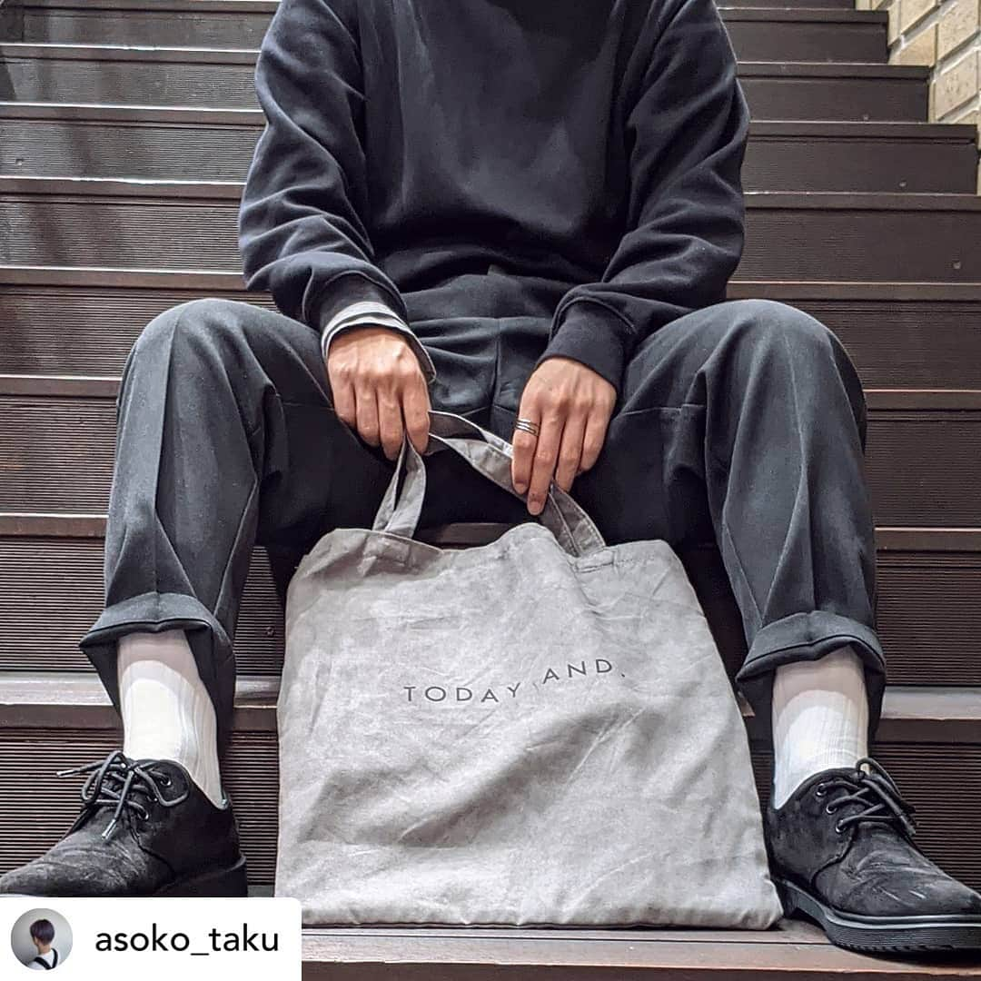 ASOKO ZAKKA STOREのインスタグラム：「=河原町OPA店TAKUをご紹介= ㅤ　　　　　　  ASOKO河原町OPA店TAKUは ASOKOインフルエンサーの中で唯一のメンズスタッフ！ 　 メンズならではの視点で投稿をしています✨ 　 　 気になった方は是非フォローお願いします！ お近くにお越しの際は足を運んでみてください♪ ㅤㅤㅤㅤㅤㅤㅤㅤㅤㅤㅤㅤㅤ ㅤㅤㅤㅤㅤㅤㅤㅤㅤㅤㅤㅤㅤ  TOPページのリンクより特集ページに飛べます✈︎ ㅤㅤㅤㅤㅤㅤㅤㅤㅤㅤㅤㅤㅤ ㅤㅤㅤㅤㅤㅤㅤㅤㅤㅤㅤㅤㅤ ---------------------------------- 　 Posted @withregram • @asoko_taku ⠀ ⠀ ⠀ ⠀ ❏KYTトートバッグ　¥880(税込)⠀ ⠀ ⠀ 京都のASOKOでしか買えない限定アイテム🏃🏻‍♂️⠀ お土産にも、自分で使う用にも:-)⠀ ⠀ ⠀ ⠀ 【TODAY AND】⠀ ⠀ ⠀  ⠀ ⠀ ⚠在庫状況は店舗によって異なります。お気軽にお近くの店舗までお問い合わせ下さい。﻿⠀ ﻿⠀ ﻿⠀ #asoko #雑貨 #雑貨屋 #プチプラ #京都 #トートバッグ #ファッション #メンズファッション #メンズコーデ #メンズ #いいね返し #fashion #ootd #outfit #instafashion #japan #kyoto #bag #style #좋아요 #좋아요반사 #옷스타그램 #오오티디 #패션 #패션스타그램」