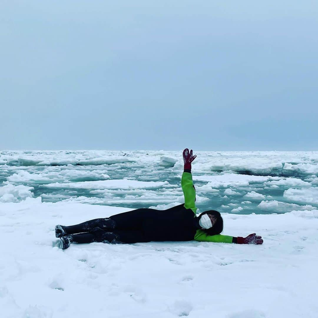 たまたまこのインスタグラム：「人生で初めて流氷浸かったww ドライスーツで全然寒くないしずっと入ってたかった😻 野生のクリオネも見れたし、 自然って本当にすごい。」